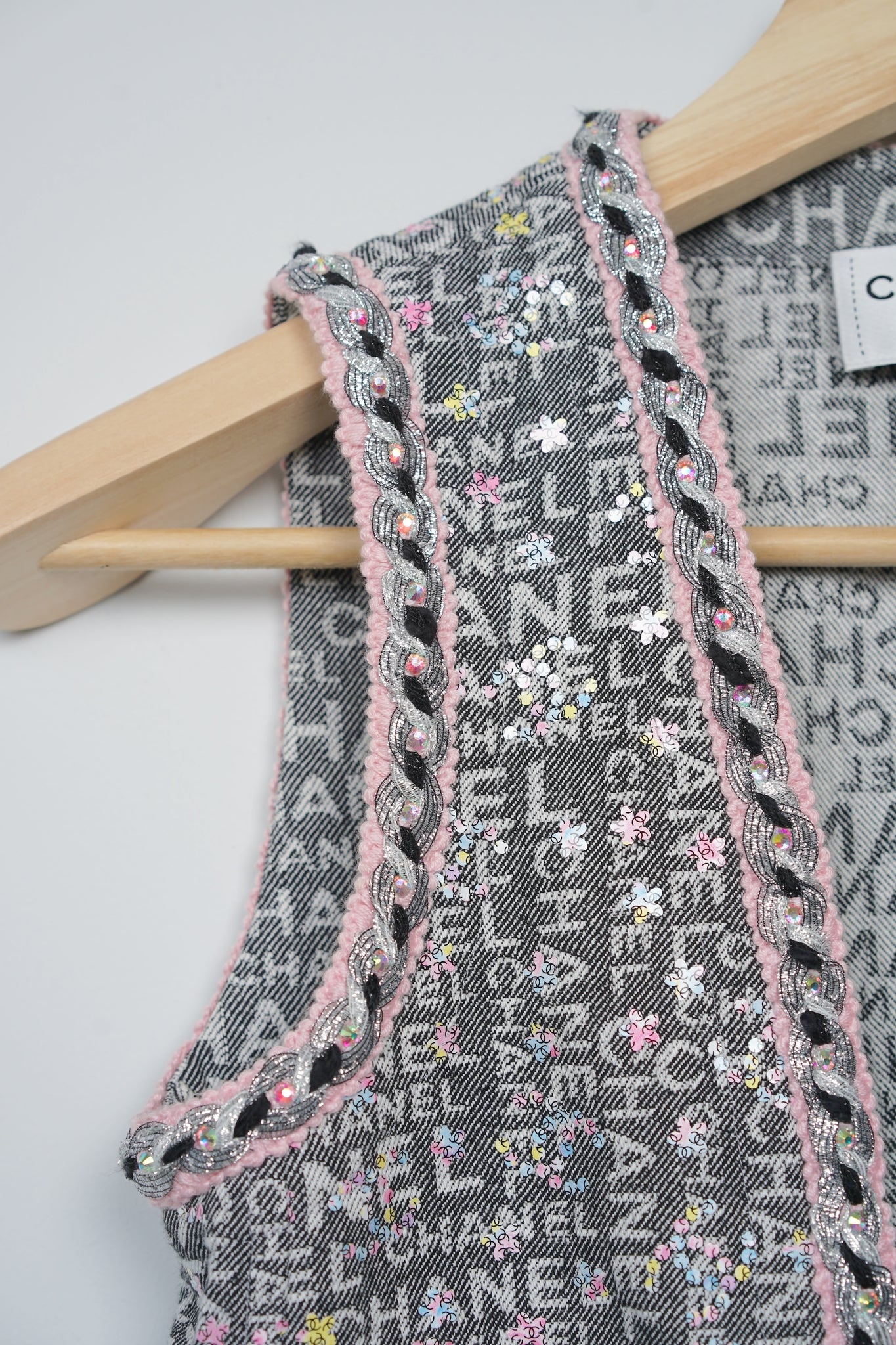 Chanel 24C Runway Tweed Vest in Black/ Ecru/ Multicolour Size 34 (Brand New)