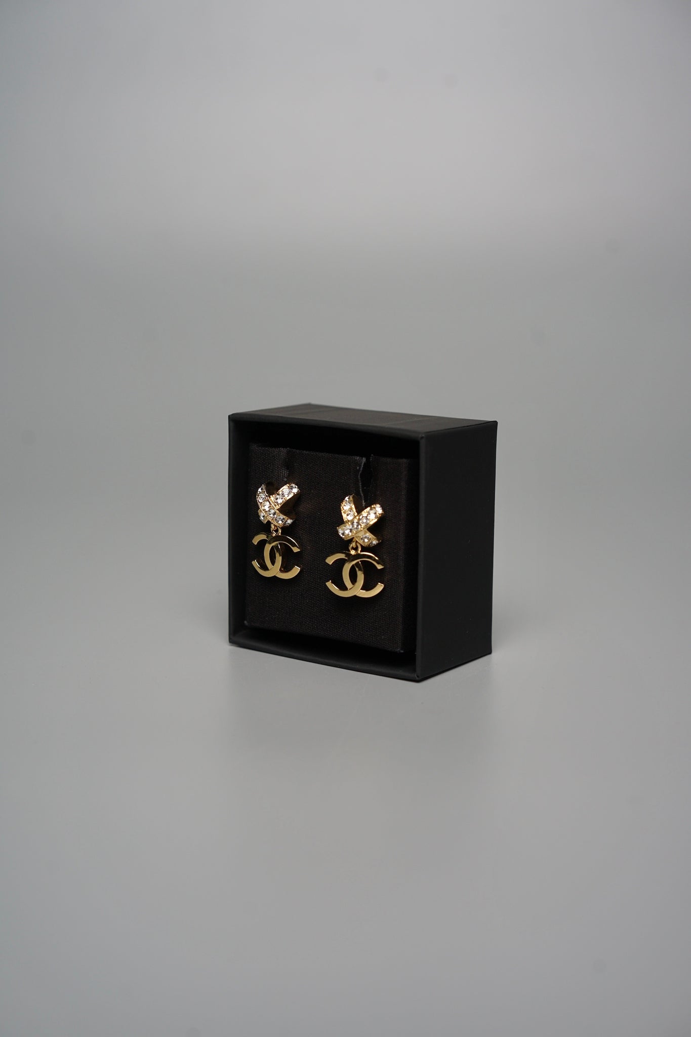 Chanel CC Drop Pendant Earrings in Gold Crystal (Brand New)