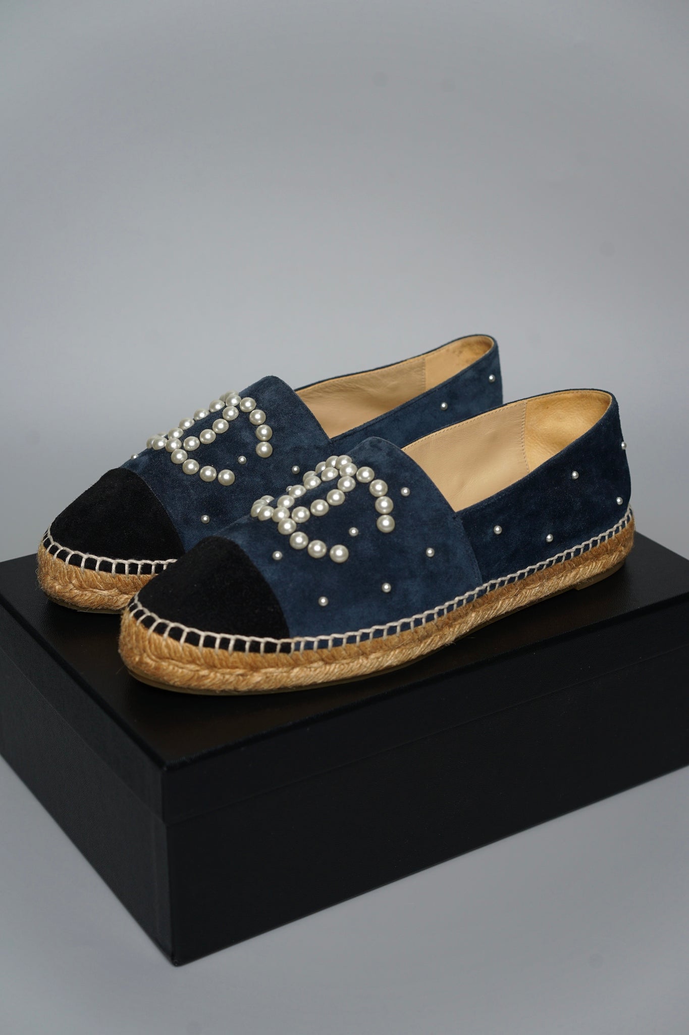 Chanel Suede and Faux Leather Pearl CC Espadrilles in Navy Size 40