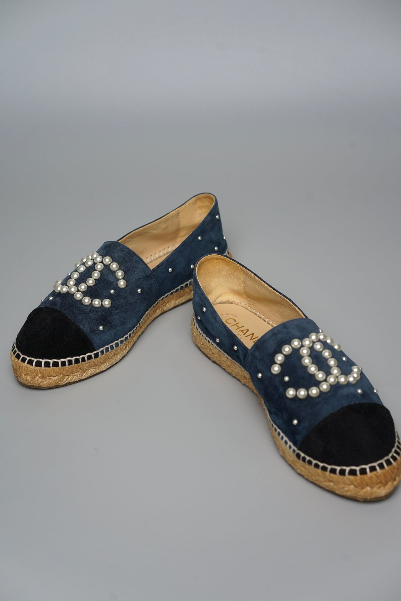 Chanel Suede and Faux Leather Pearl CC Espadrilles in Navy Size 40