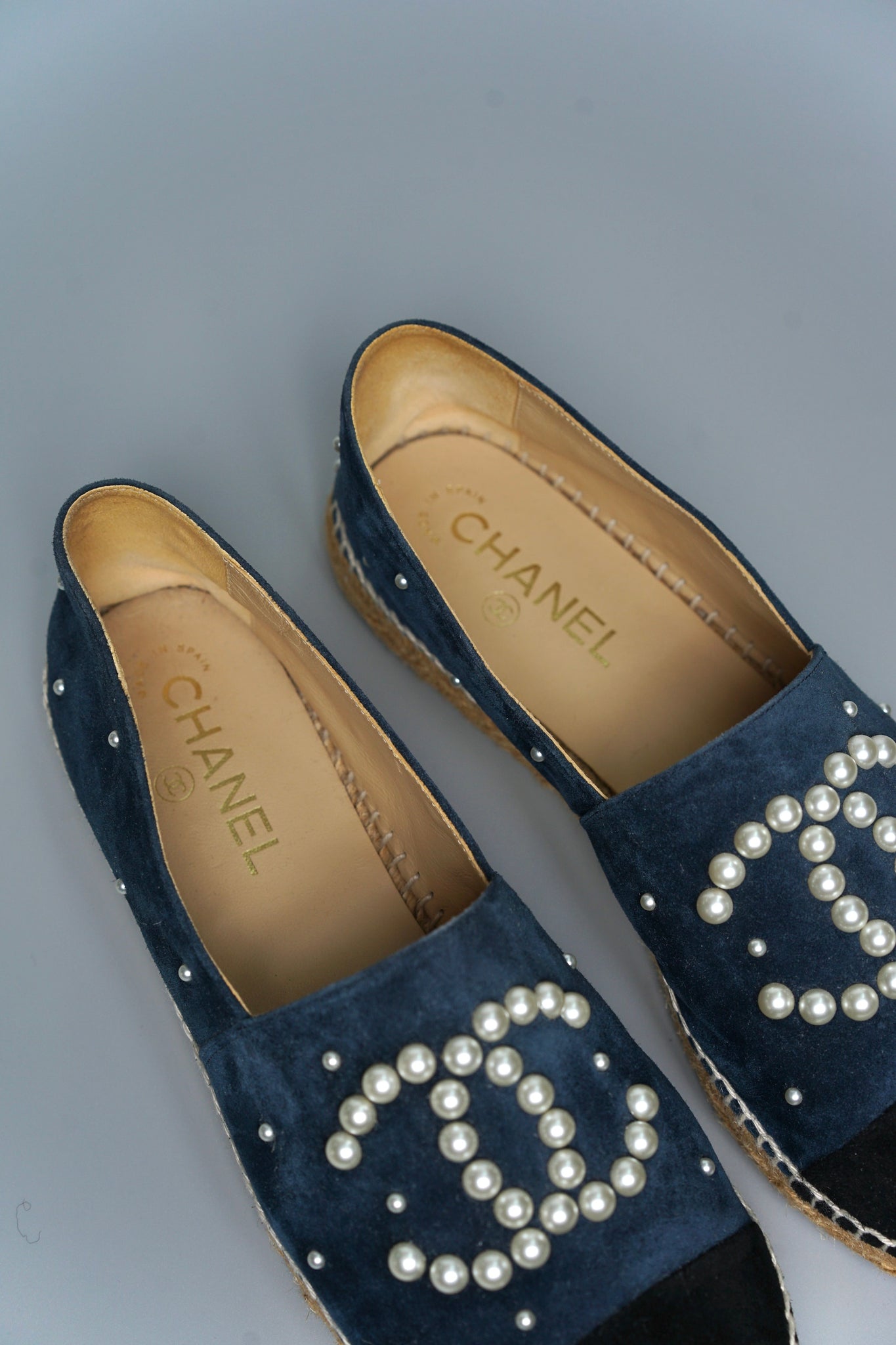 Chanel Suede and Faux Leather Pearl CC Espadrilles in Navy Size 40