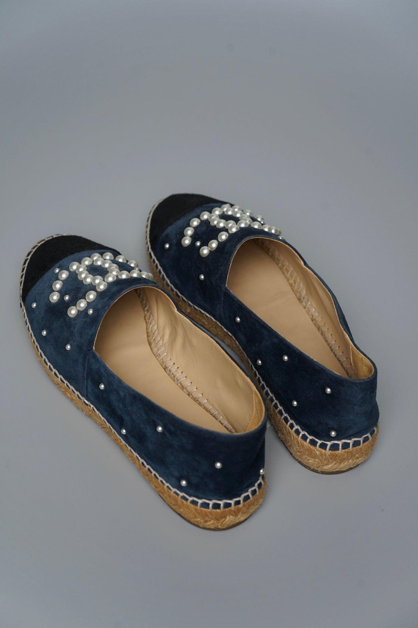 Chanel Suede and Faux Leather Pearl CC Espadrilles in Navy Size 40