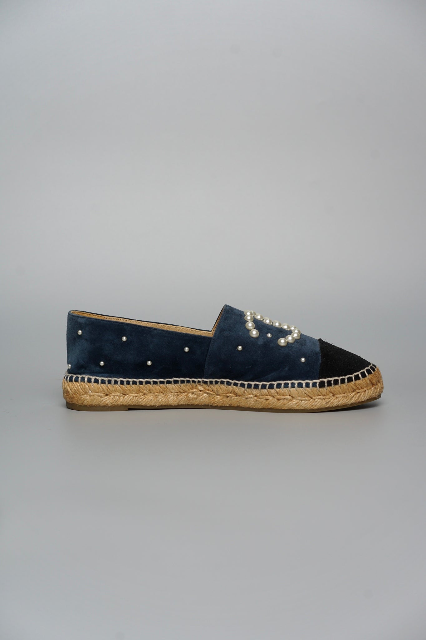 Chanel Suede and Faux Leather Pearl CC Espadrilles in Navy Size 40