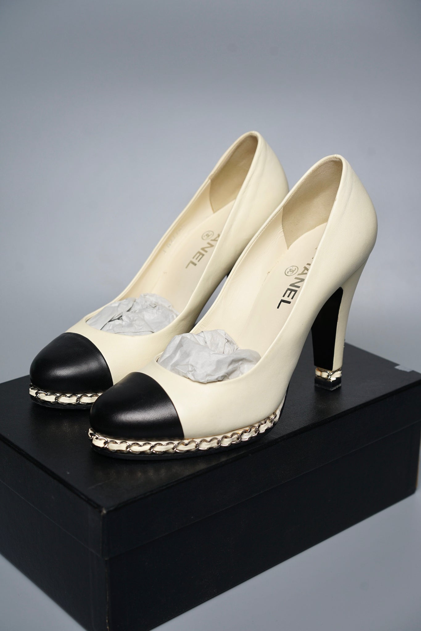 Chanel Leather CC Cap Toe Chain Link Platform Pumps in Blanc/Noir Size 39