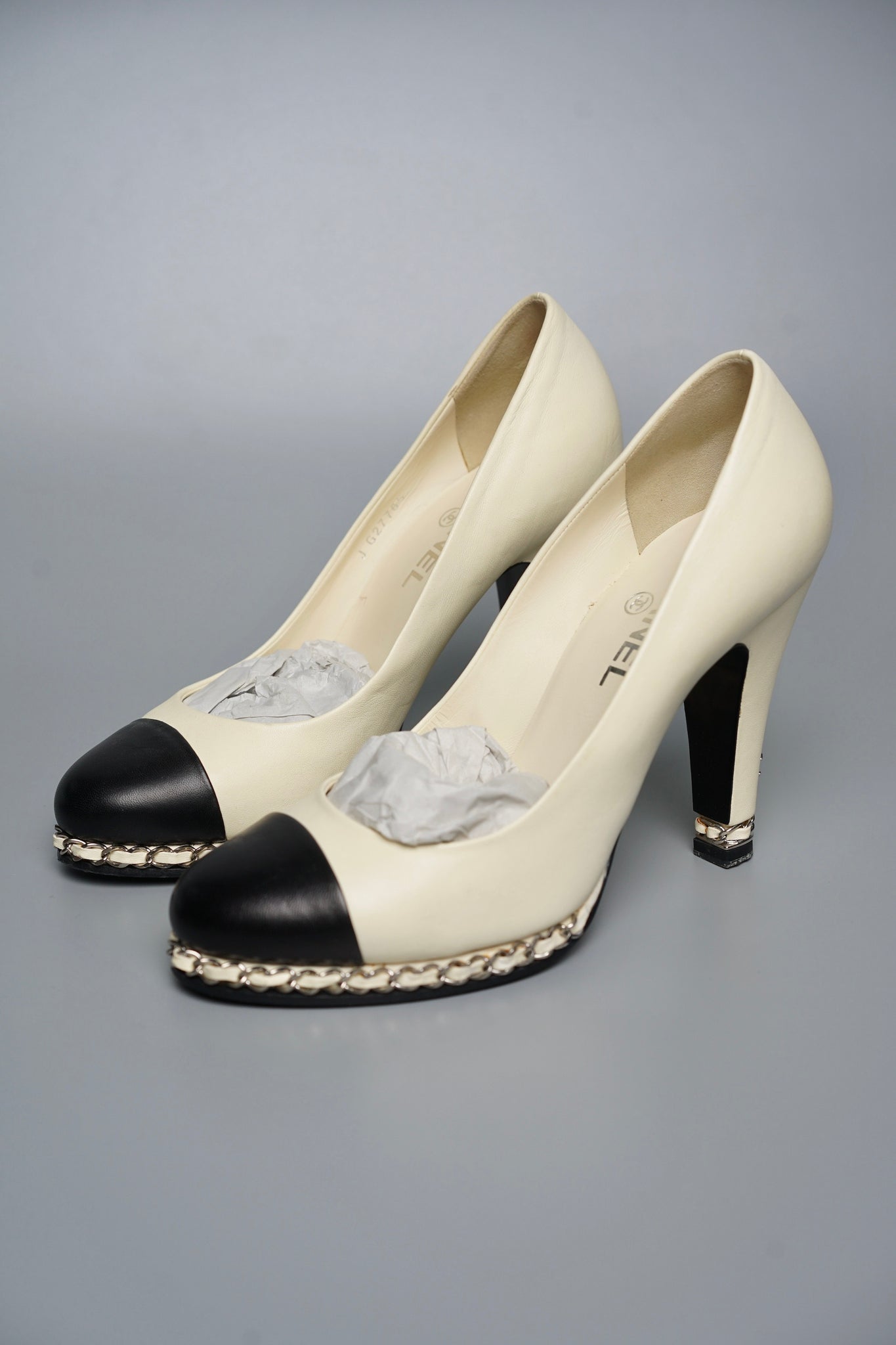 Chanel Leather CC Cap Toe Chain Link Platform Pumps in Blanc/Noir Size 39