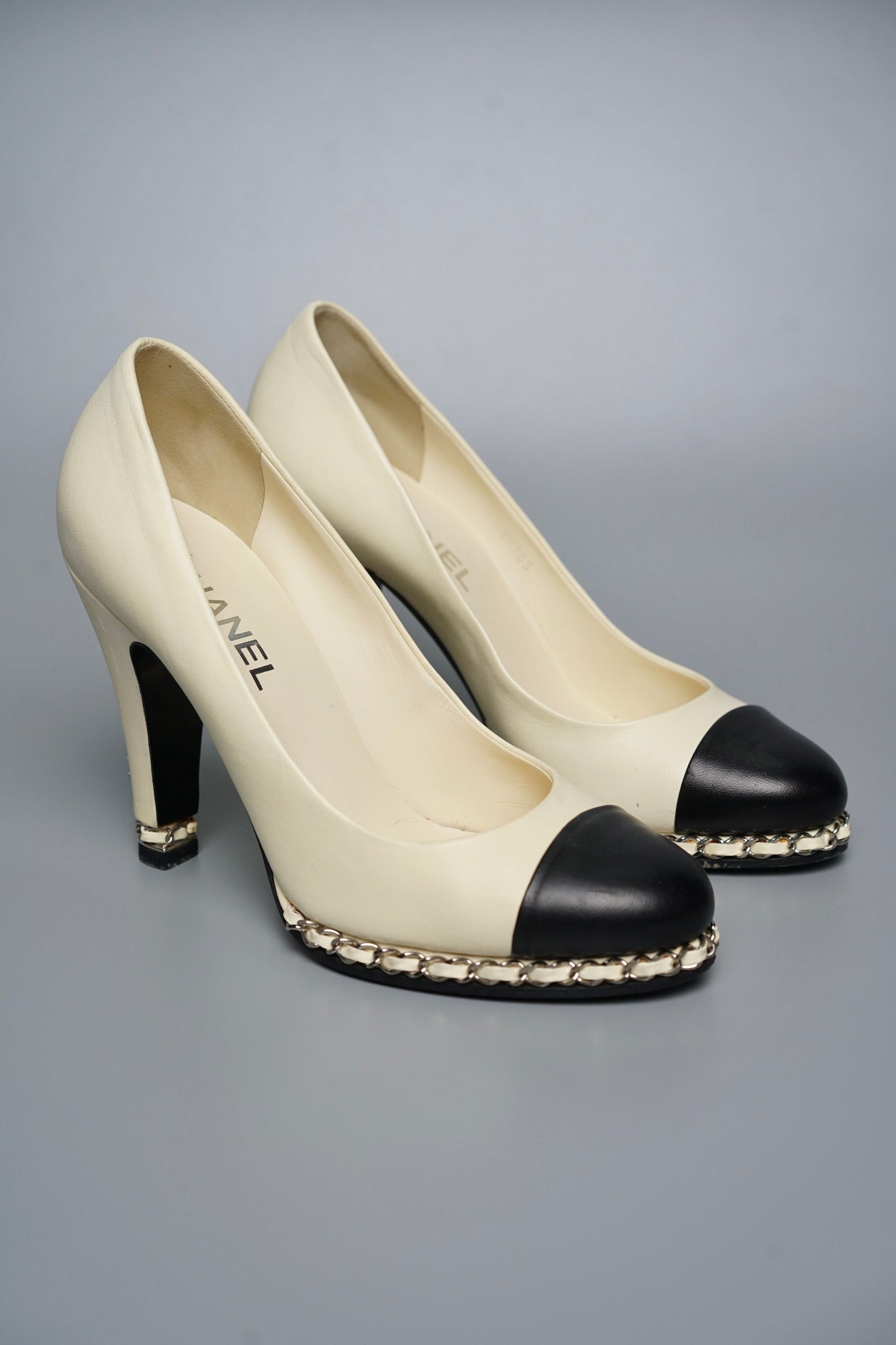Chanel Leather CC Cap Toe Chain Link Platform Pumps in Blanc/Noir Size 39