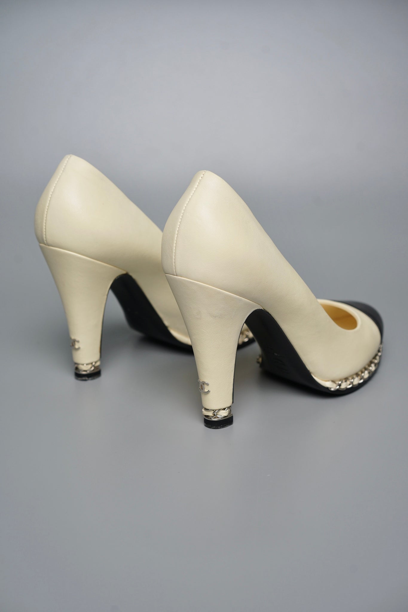 Chanel Leather CC Cap Toe Chain Link Platform Pumps in Blanc/Noir Size 39
