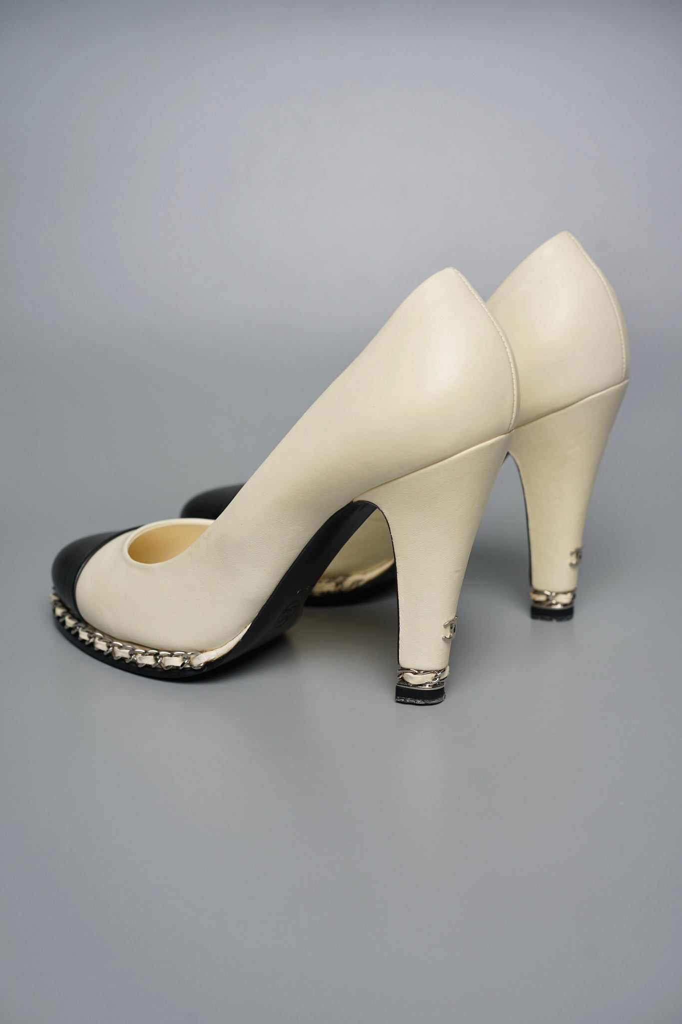 Chanel Leather CC Cap Toe Chain Link Platform Pumps in Blanc/Noir Size 39
