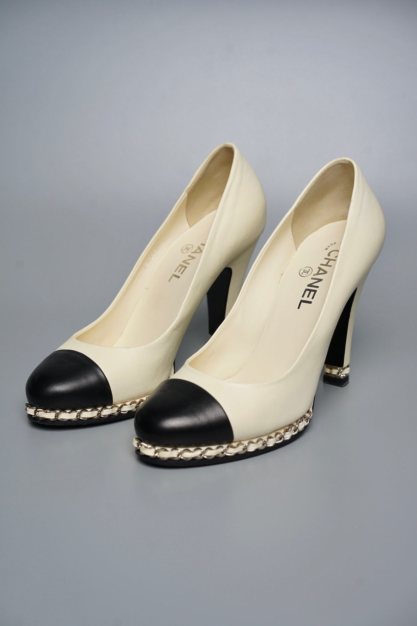 Chanel Leather CC Cap Toe Chain Link Platform Pumps in Blanc/Noir Size 39