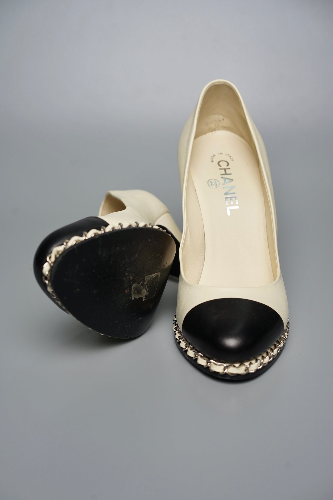 Chanel Leather CC Cap Toe Chain Link Platform Pumps in Blanc/Noir Size 39