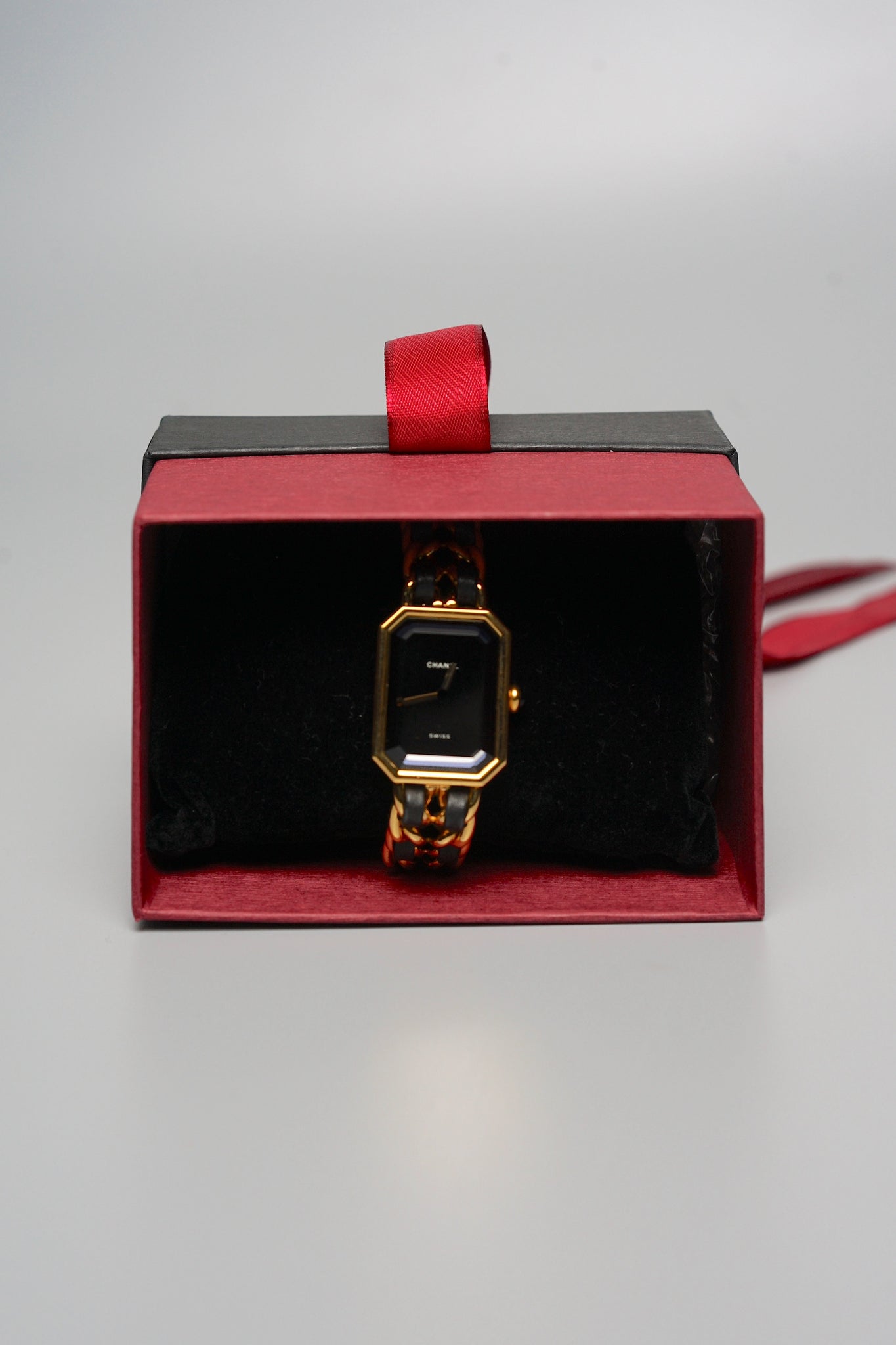 Chanel Premiere Watch Size M in Black / Gold