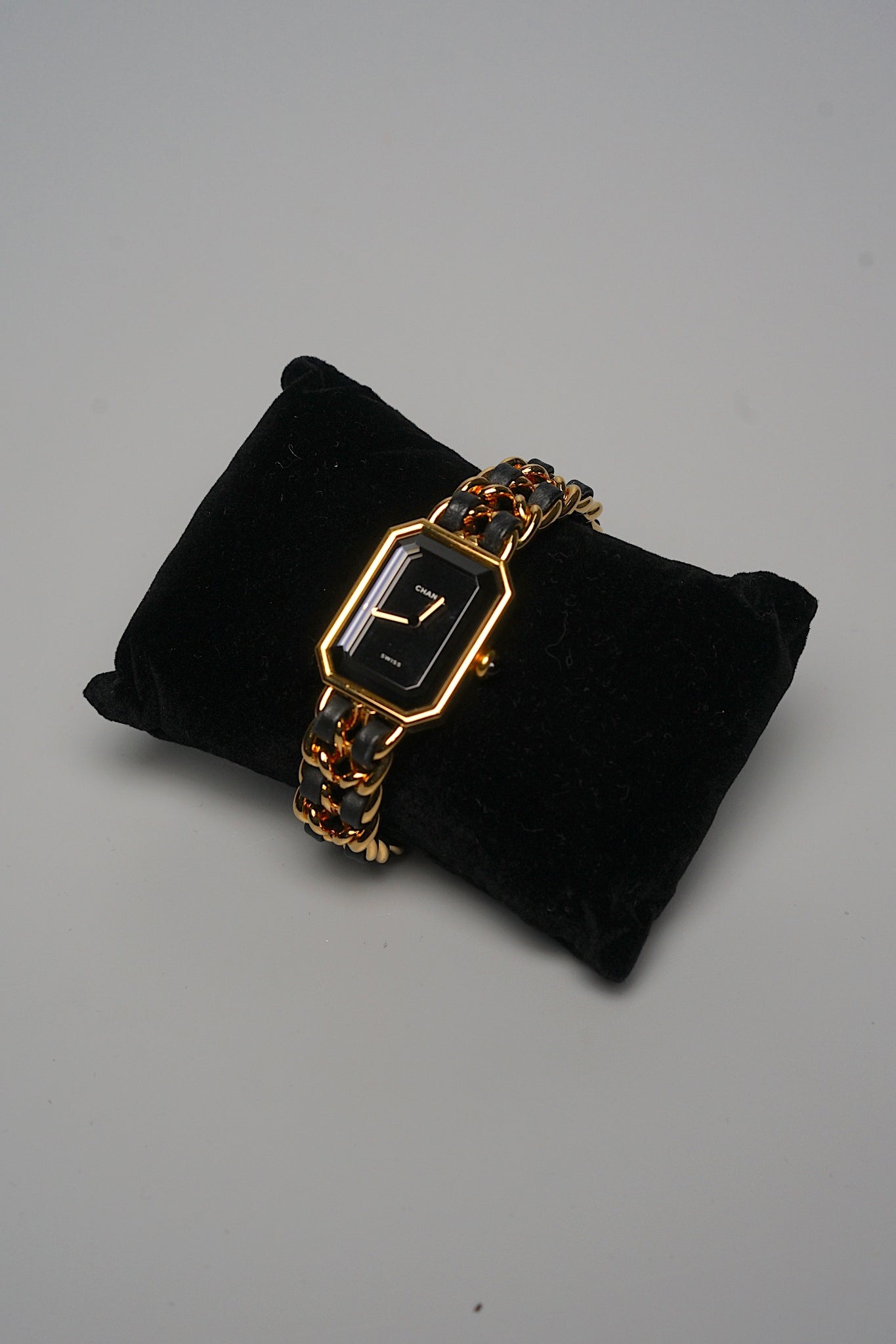 Chanel Premiere Watch Size M in Black / Gold