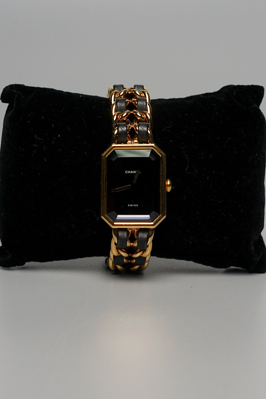 Chanel Premiere Watch Size M in Black / Gold