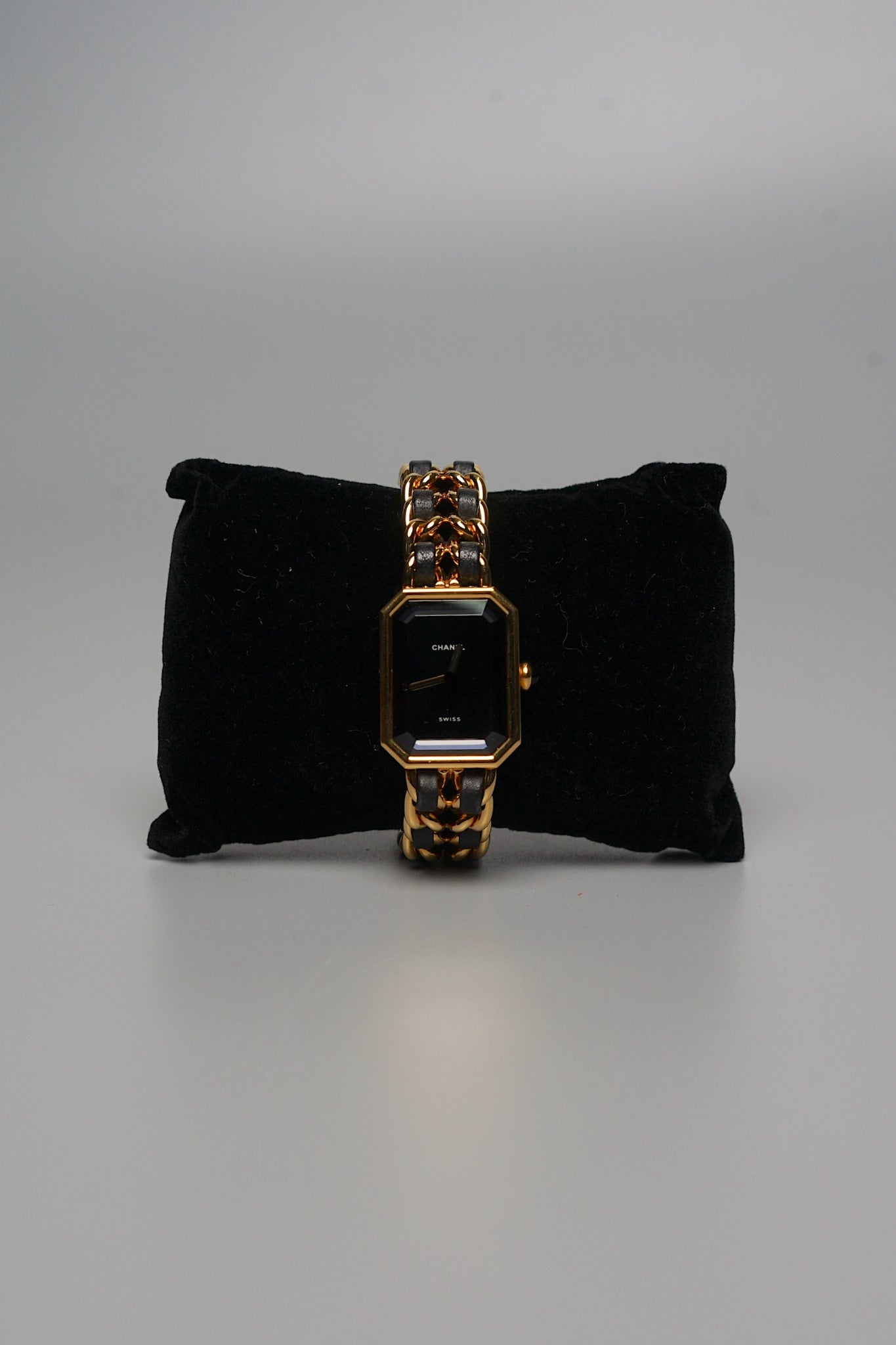 Chanel Premiere Watch Size M in Black / Gold