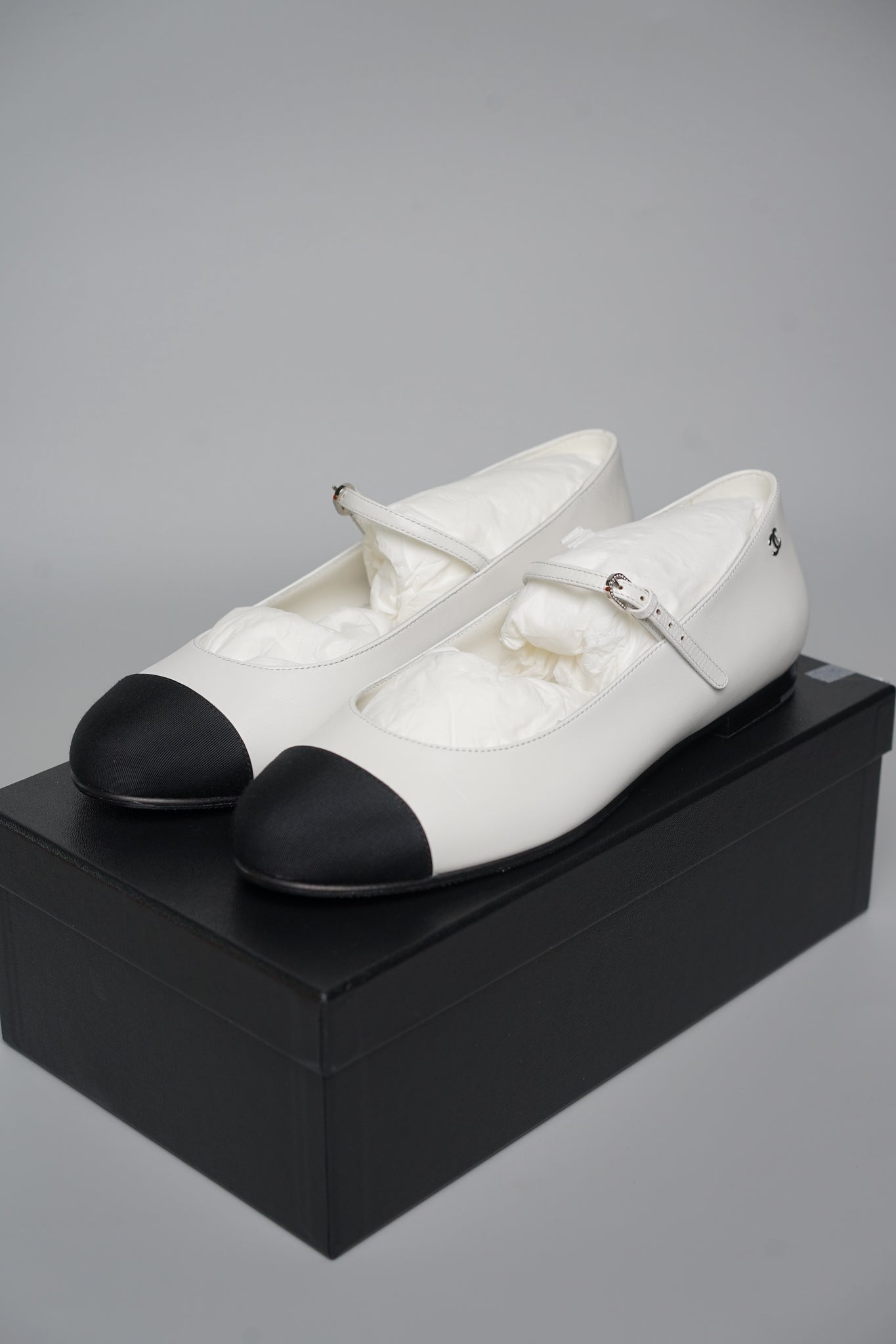 Chanel 24A Mary Janes in Black/White Size 39 (Brand New)
