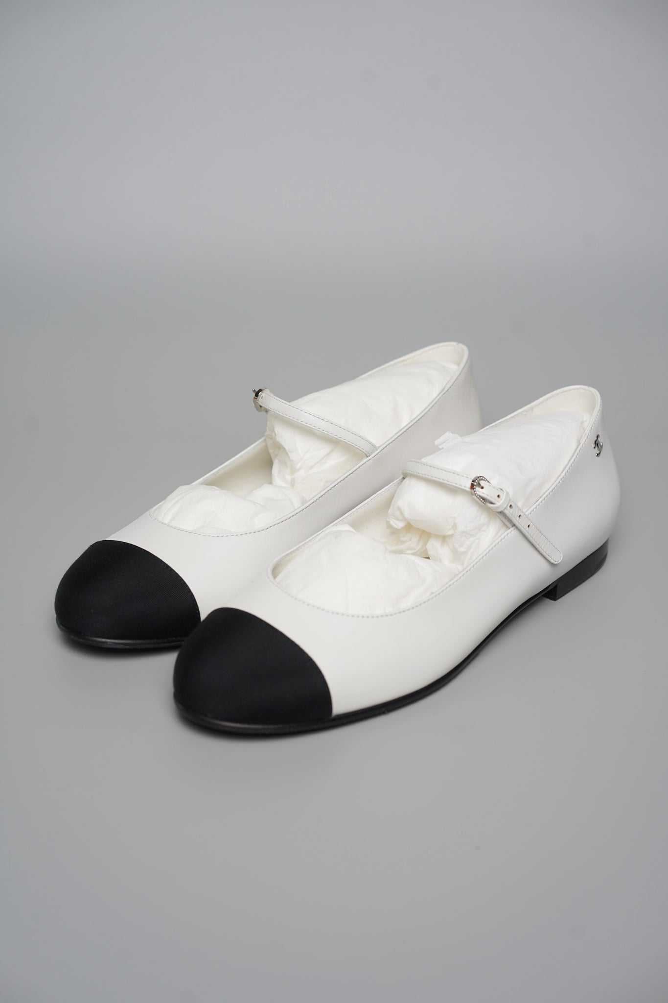 Chanel 24A Mary Janes in Black/White Size 39 (Brand New)