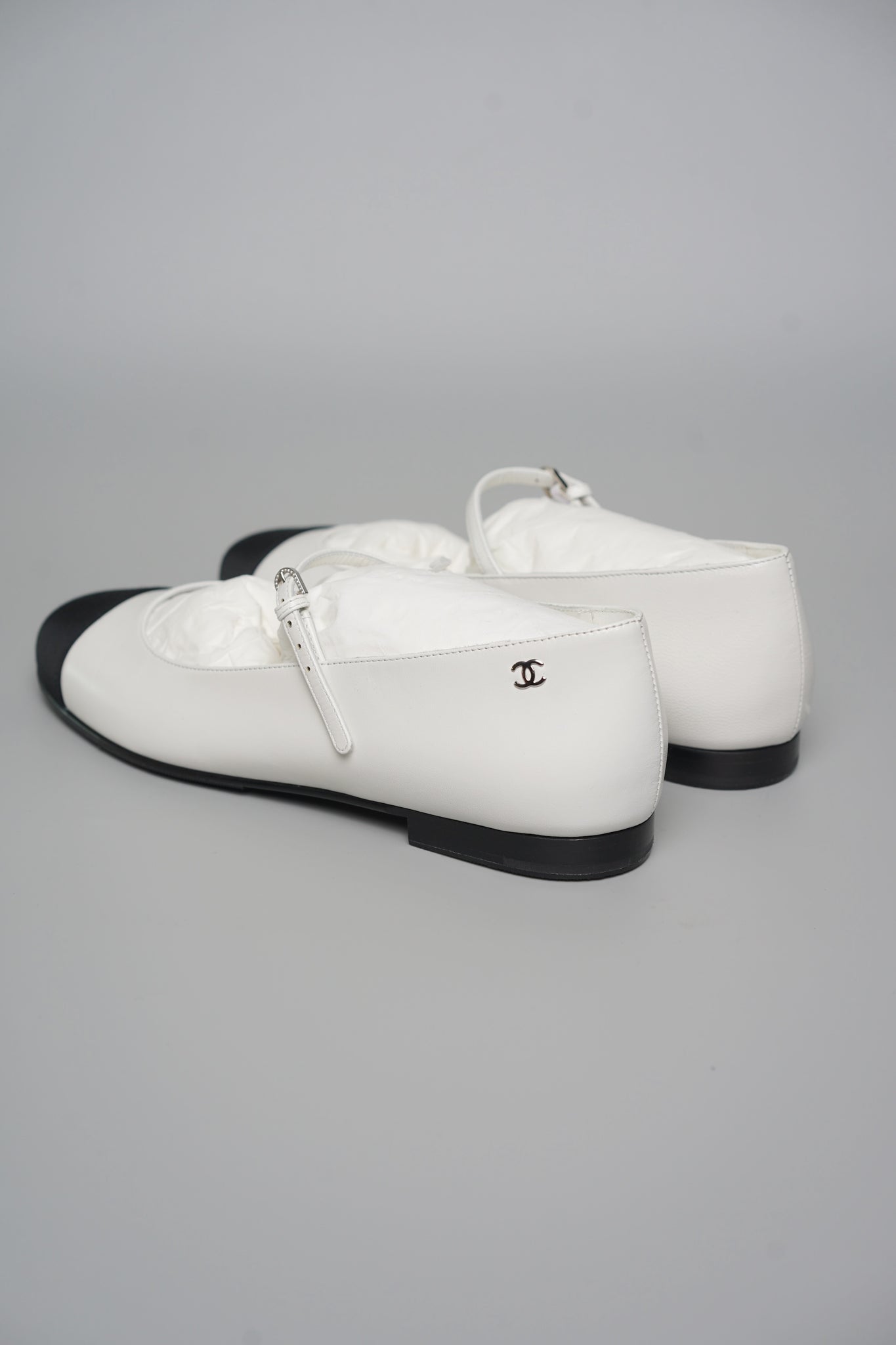 Chanel 24A Mary Janes in Black/White Size 39 (Brand New)