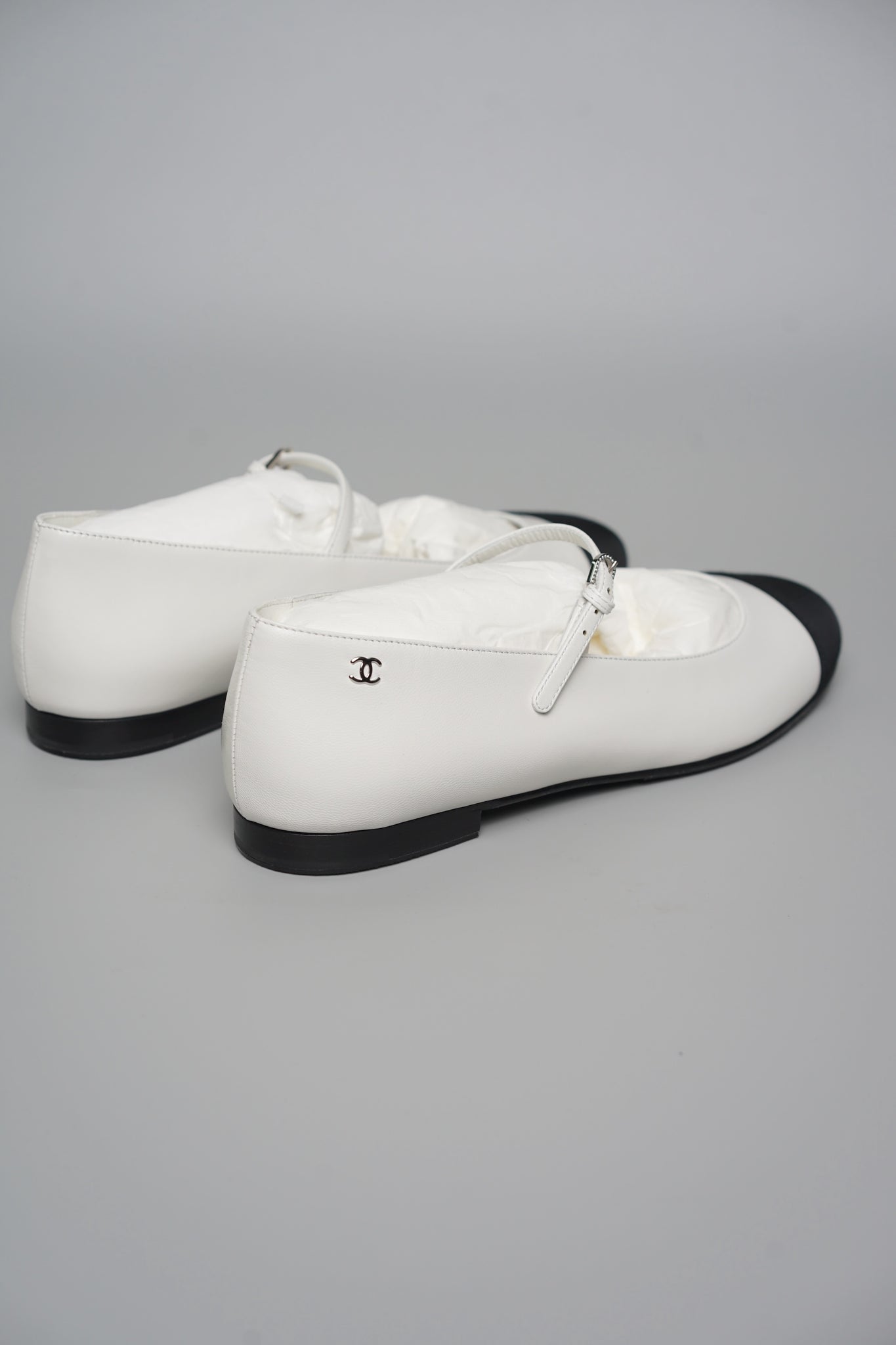 Chanel 24A Mary Janes in Black/White Size 39 (Brand New)