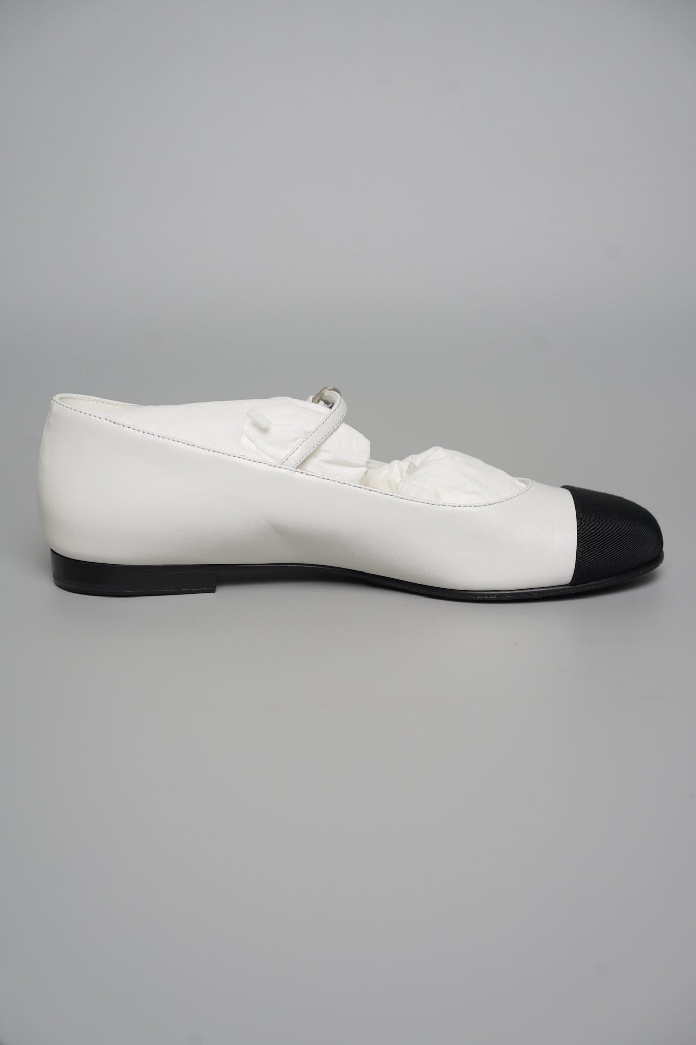 Chanel 24A Mary Janes in Black/White Size 39 (Brand New)