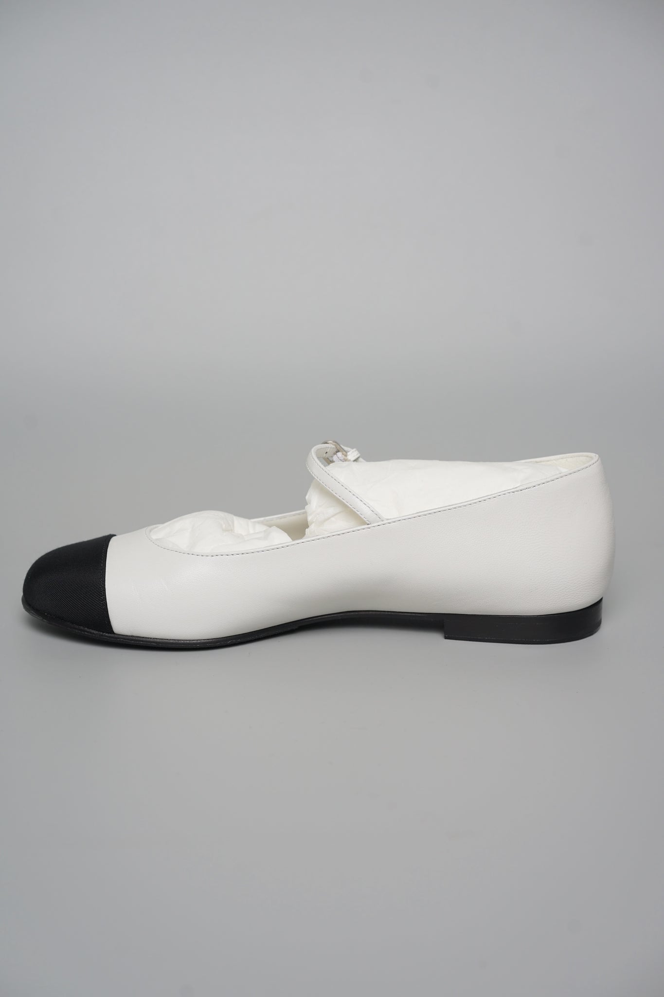 Chanel 24A Mary Janes in Black/White Size 39 (Brand New)