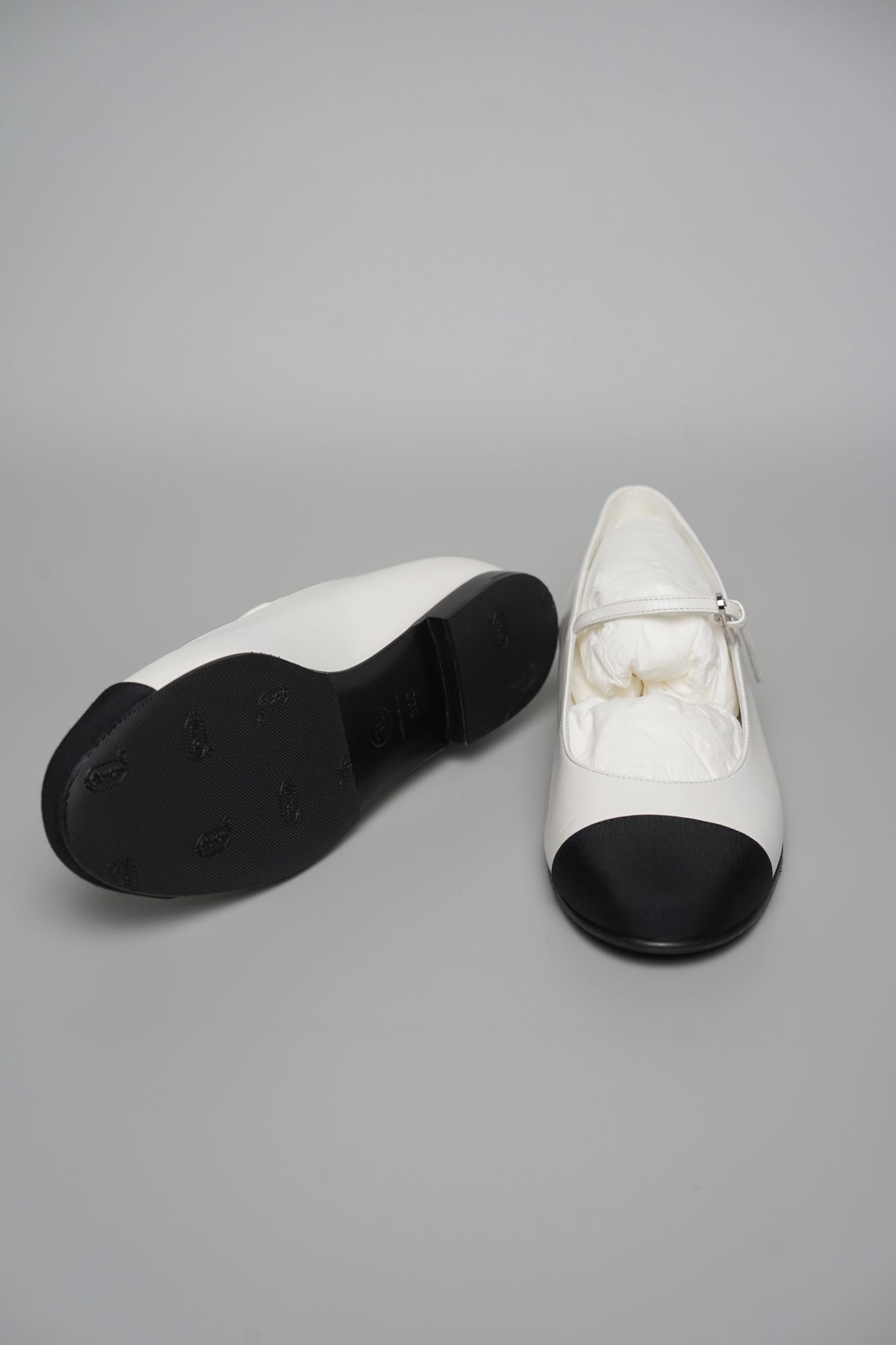 Chanel 24A Mary Janes in Black/White Size 39 (Brand New)
