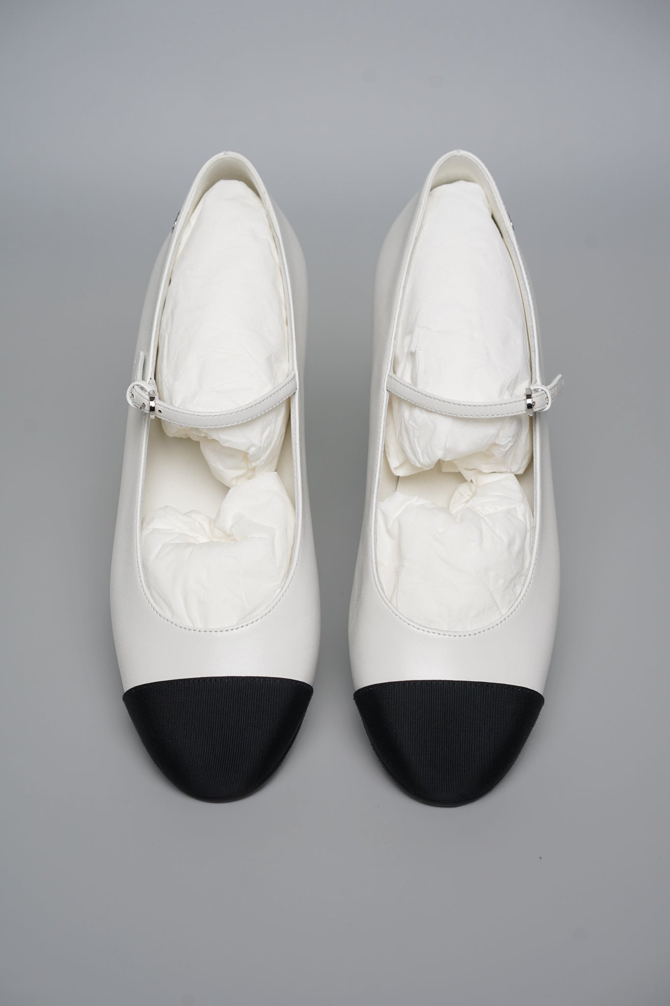 Chanel 24A Mary Janes in Black/White Size 39 (Brand New)