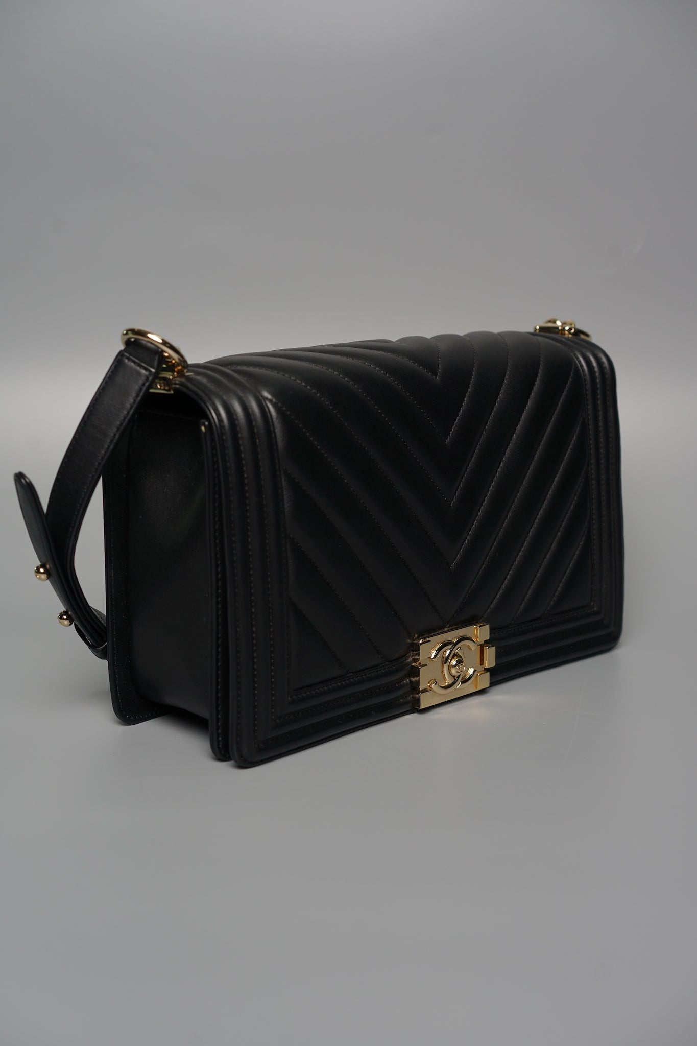 Boy Chanel Old Medium in Chevron Lambskin Ghw