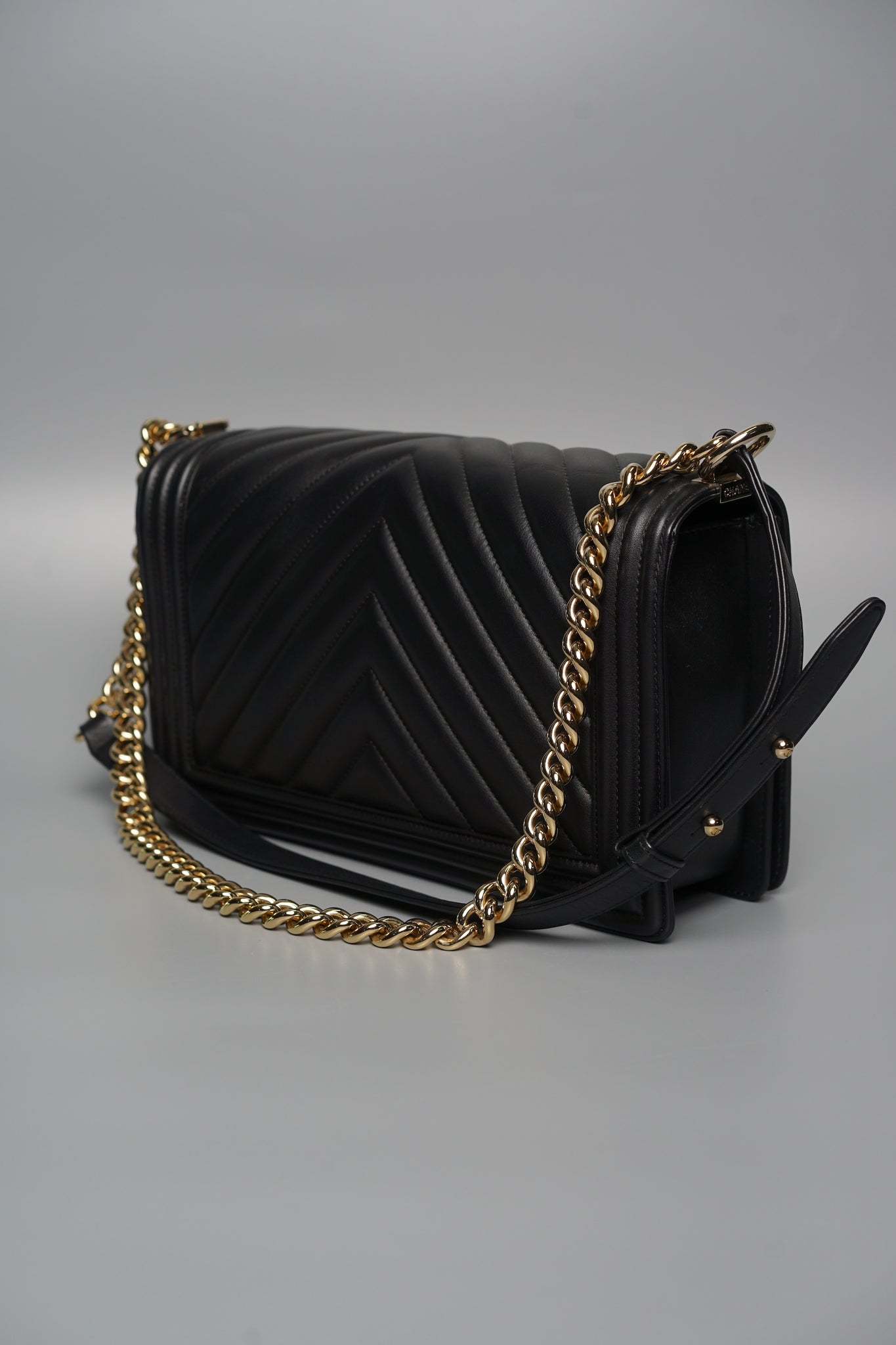 Boy Chanel Old Medium in Chevron Lambskin Ghw