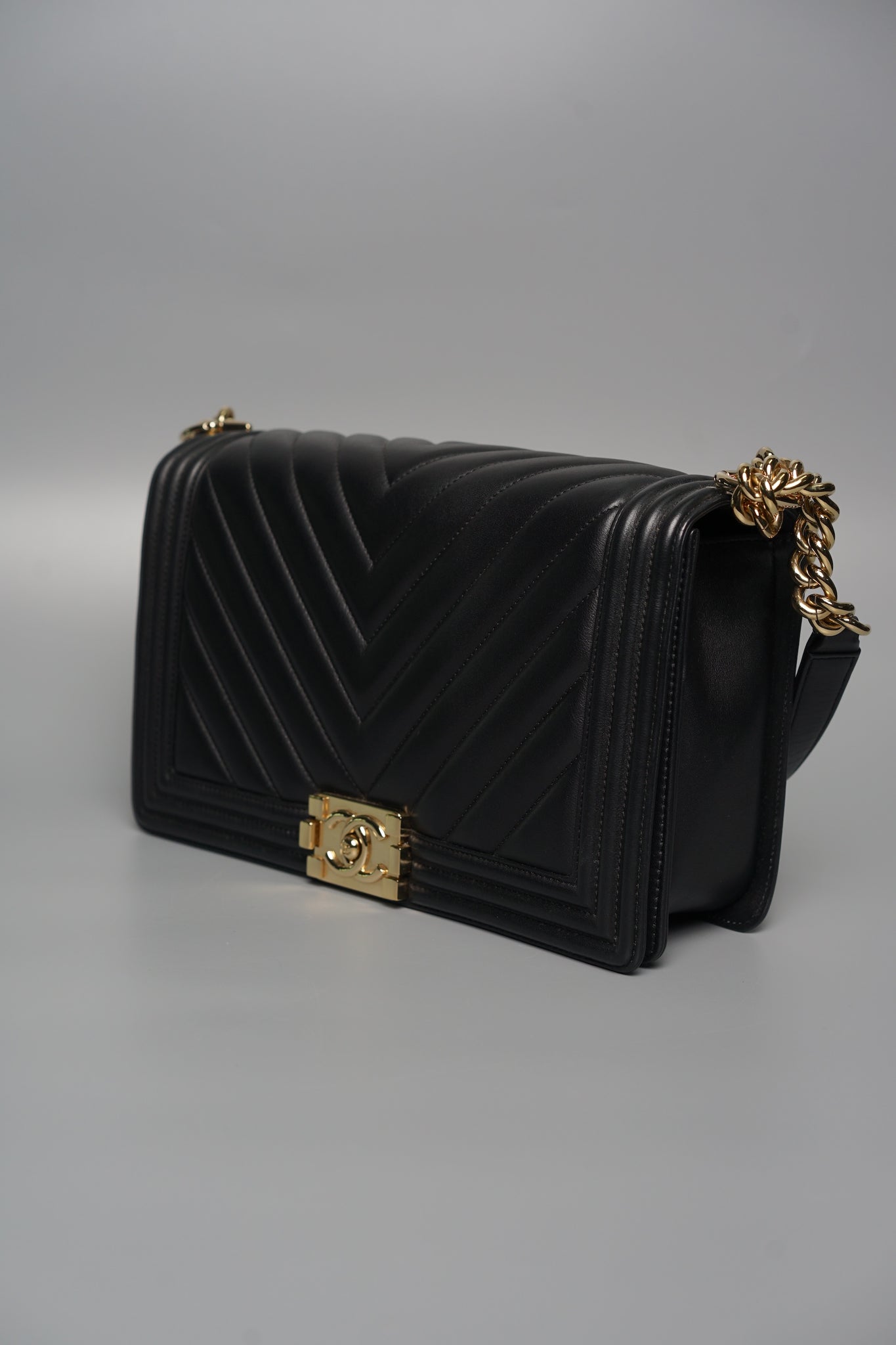 Boy Chanel Old Medium in Chevron Lambskin Ghw