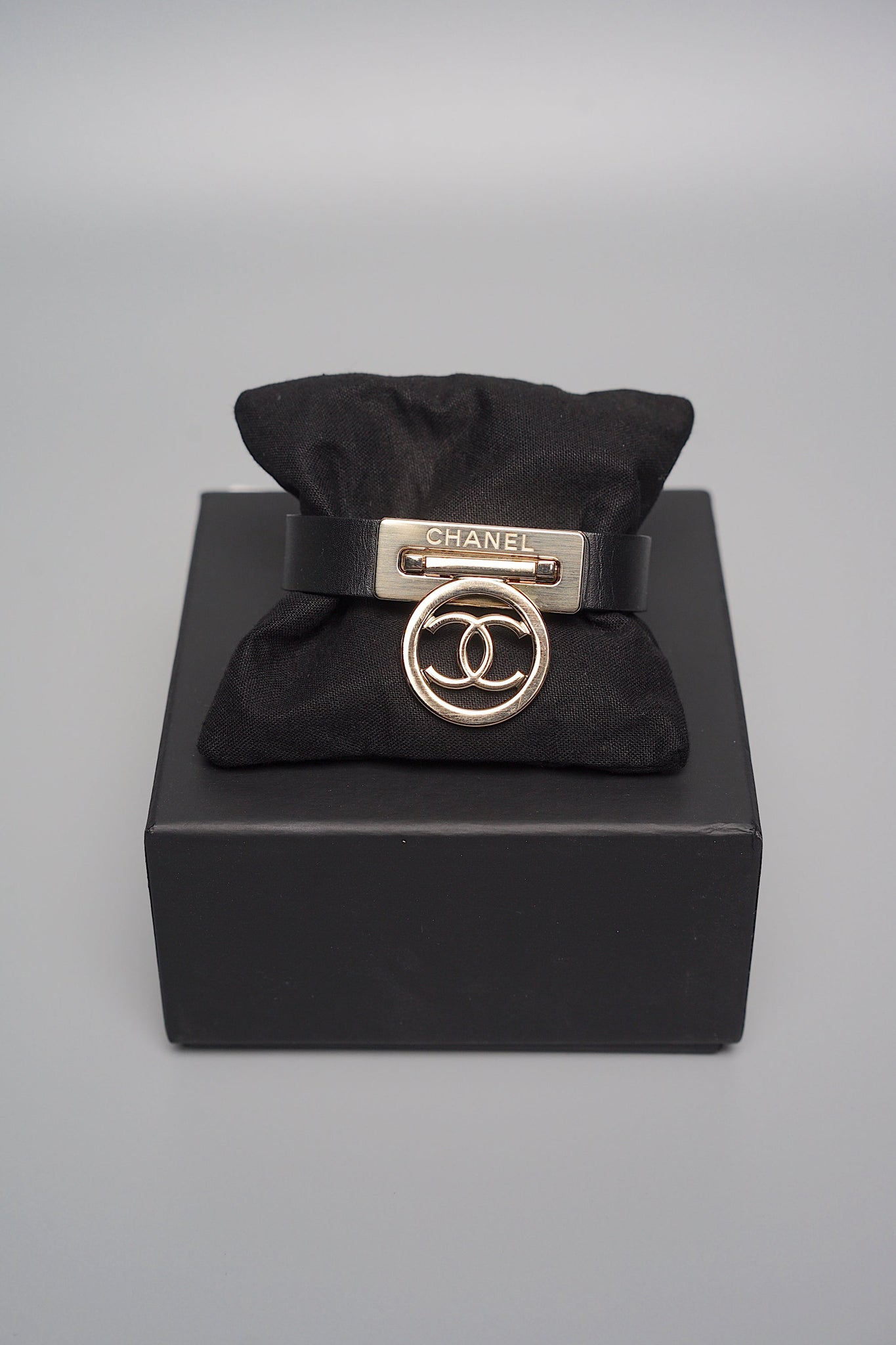 Chanel 19C Bracelet in Gold/Black