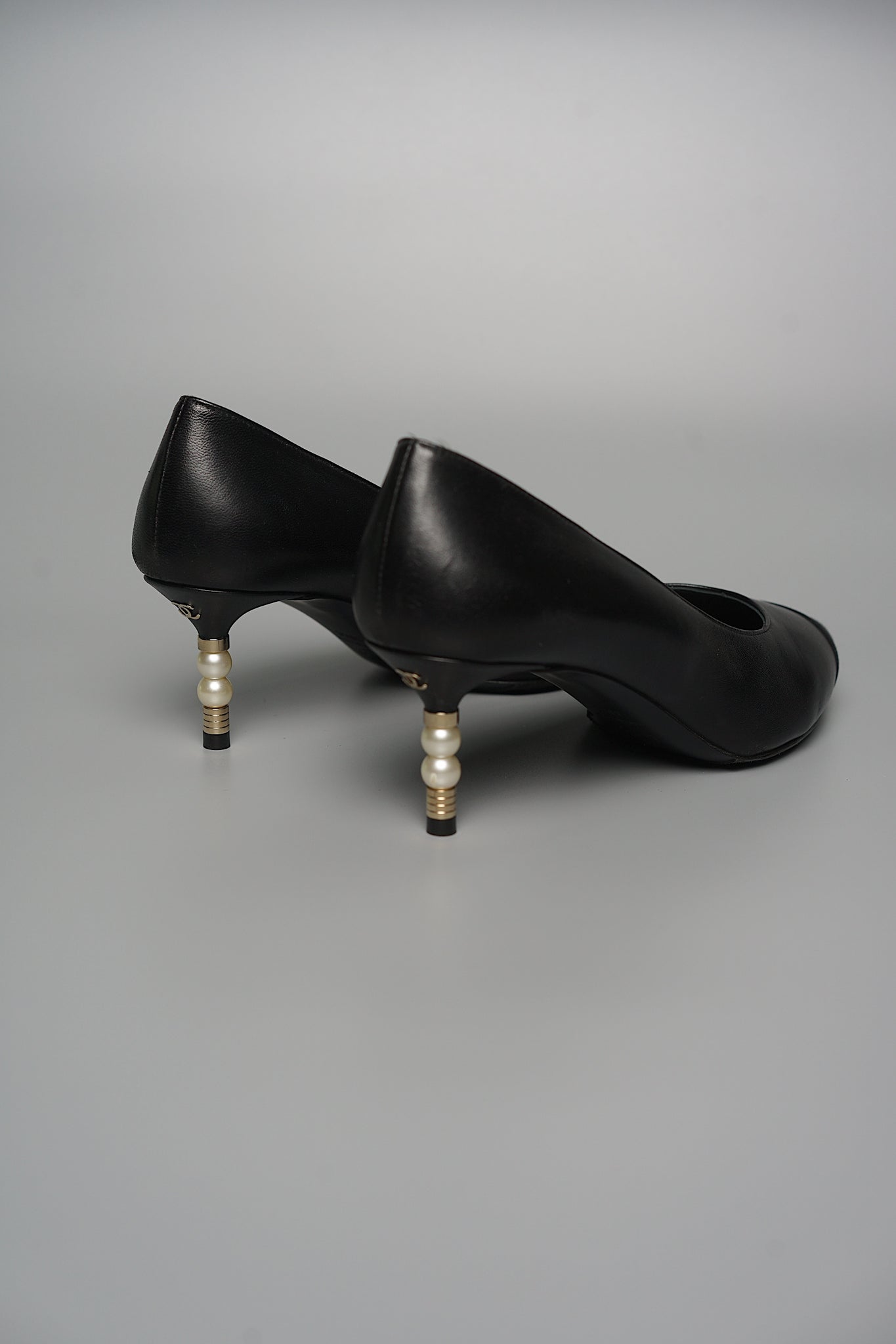 Chanel Cap Toe CC Pearl Pumps in Black Lghw Size 38.5C