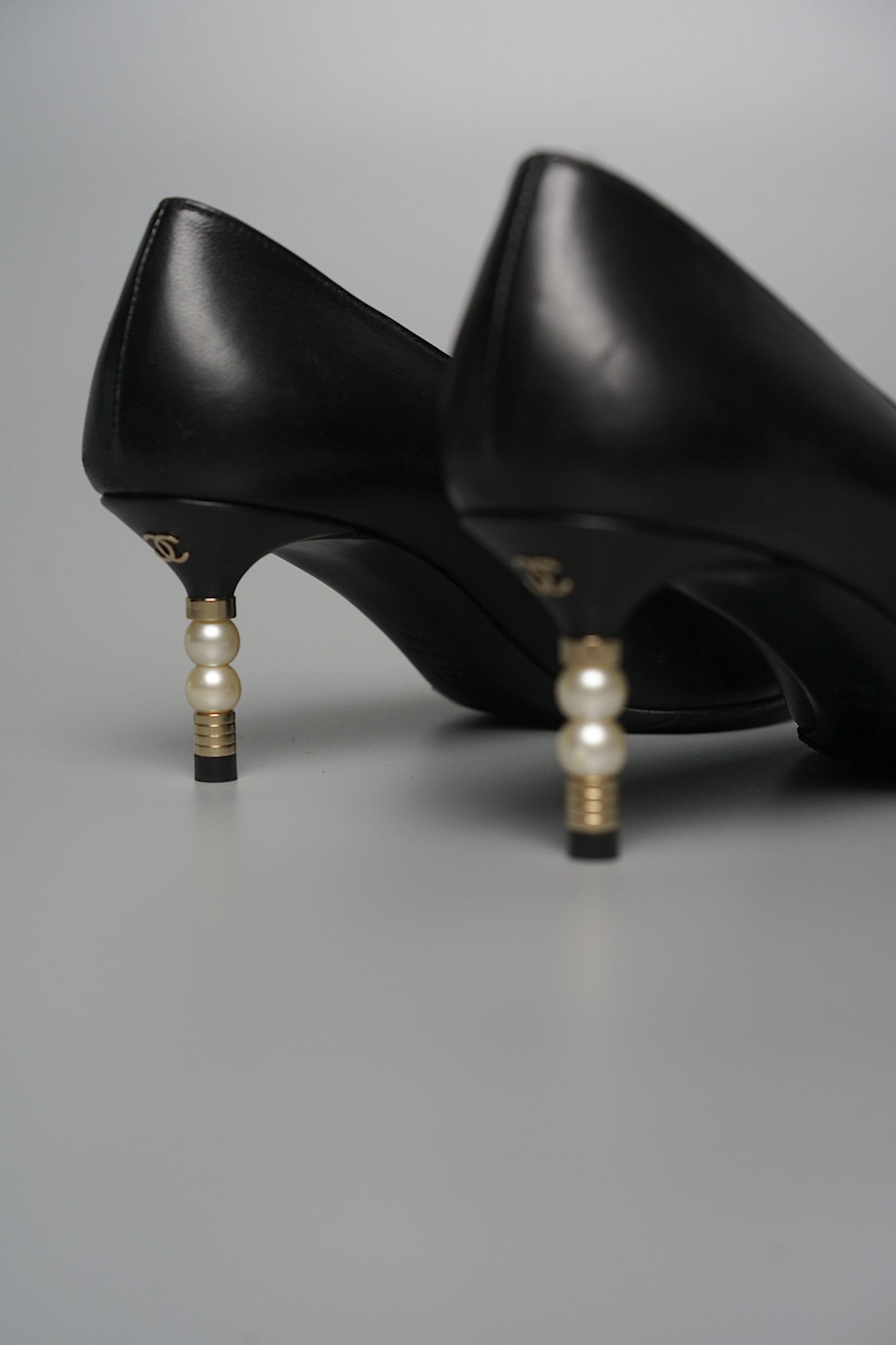 Chanel Cap Toe CC Pearl Pumps in Black Lghw Size 38.5C