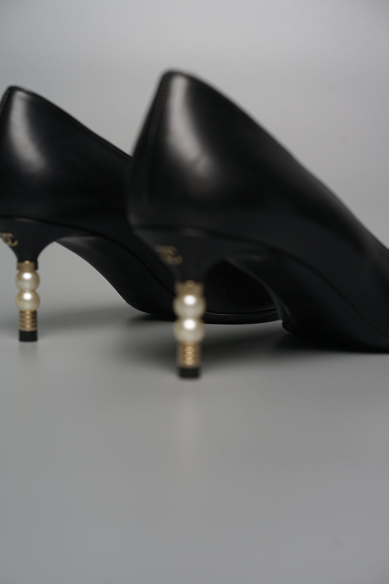 Chanel Cap Toe CC Pearl Pumps in Black Lghw Size 38.5C