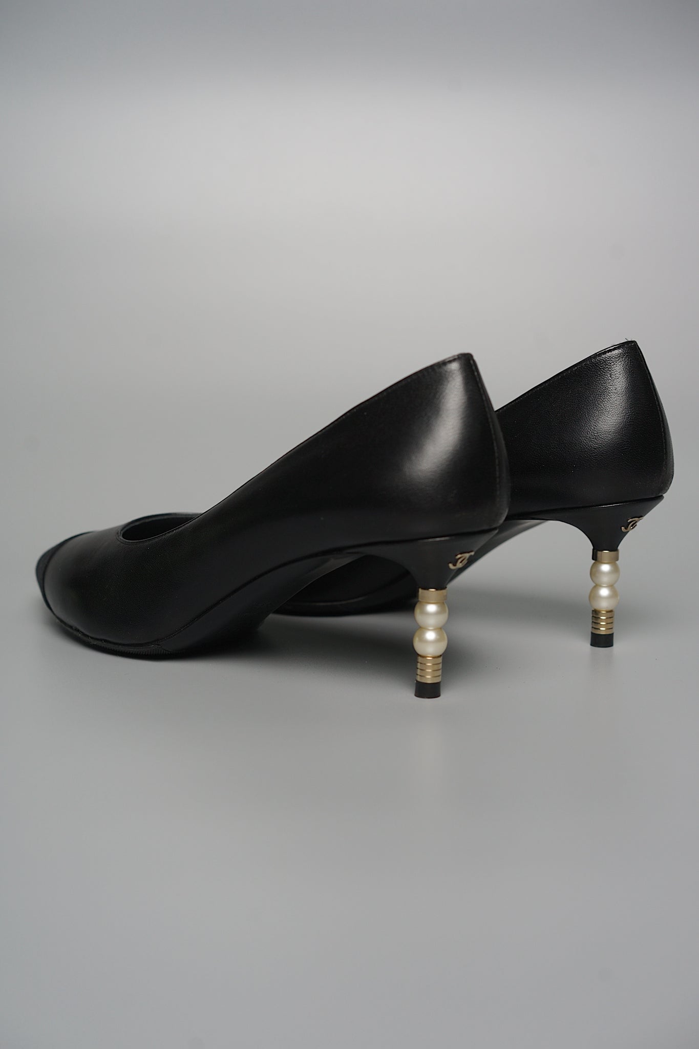 Chanel Cap Toe CC Pearl Pumps in Black Lghw Size 38.5C