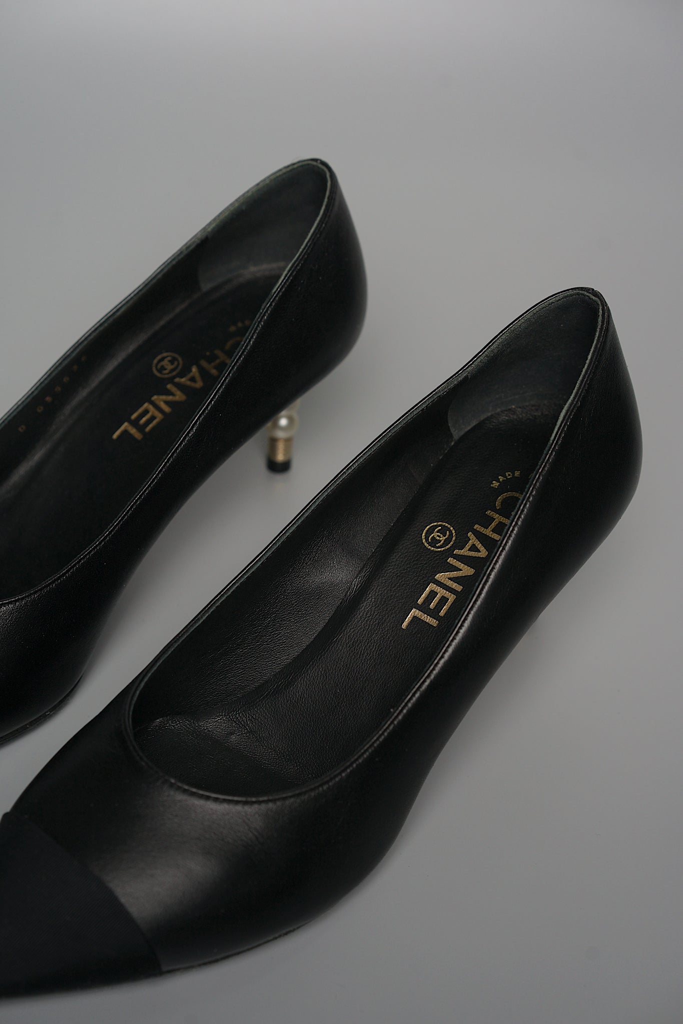 Chanel Cap Toe CC Pearl Pumps in Black Lghw Size 38.5C
