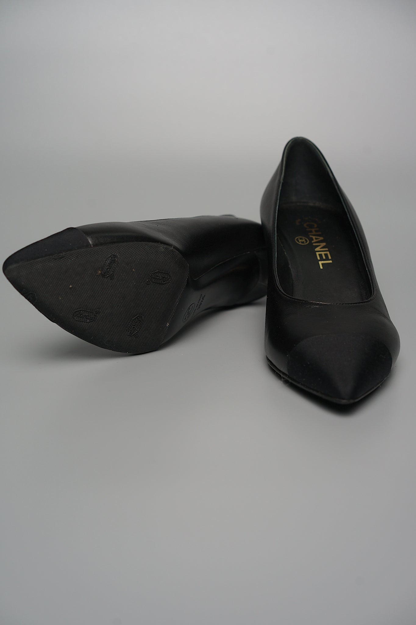 Chanel Cap Toe CC Pearl Pumps in Black Lghw Size 38.5C