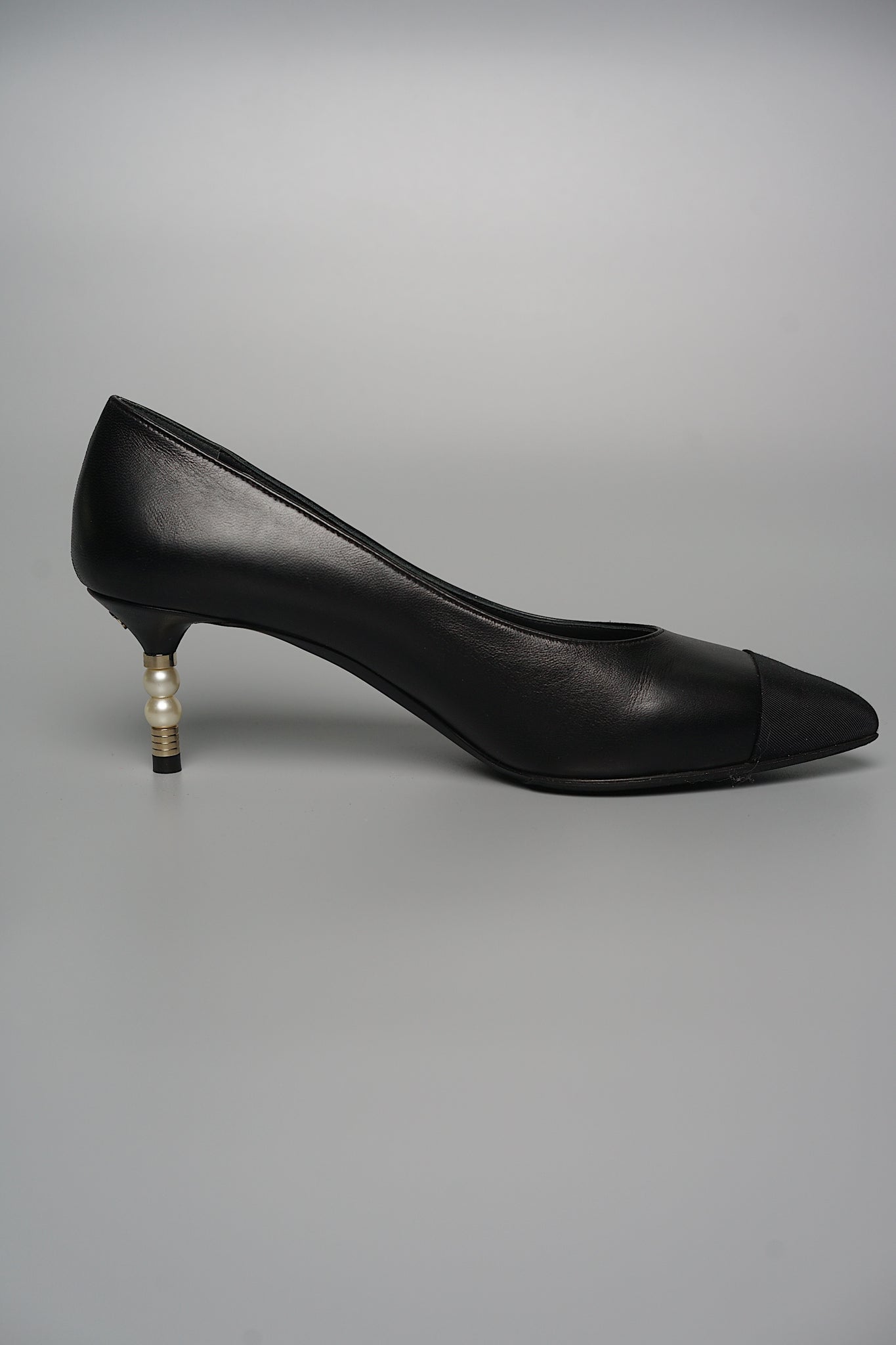 Chanel Cap Toe CC Pearl Pumps in Black Lghw Size 38.5C