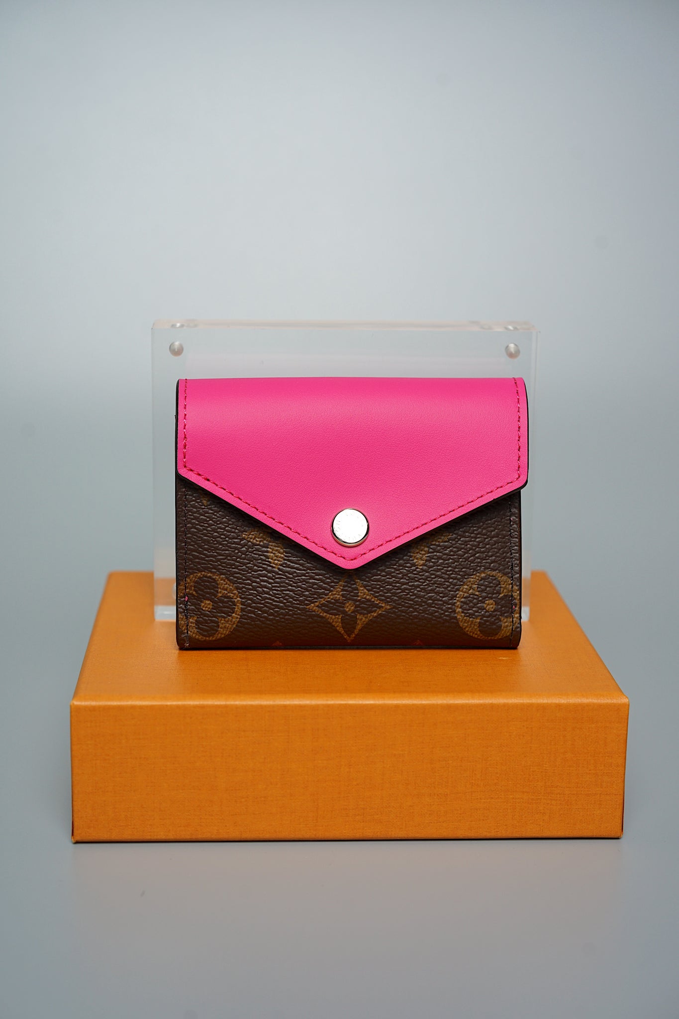 Louis Vuitton Zoé Wallet in Fuchsia Monogram Canvas Shw (Brand New)