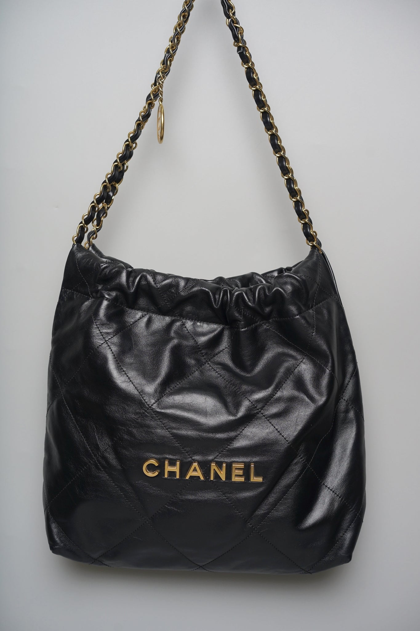 Chanel 22 Small Handbag in Noir Bghw