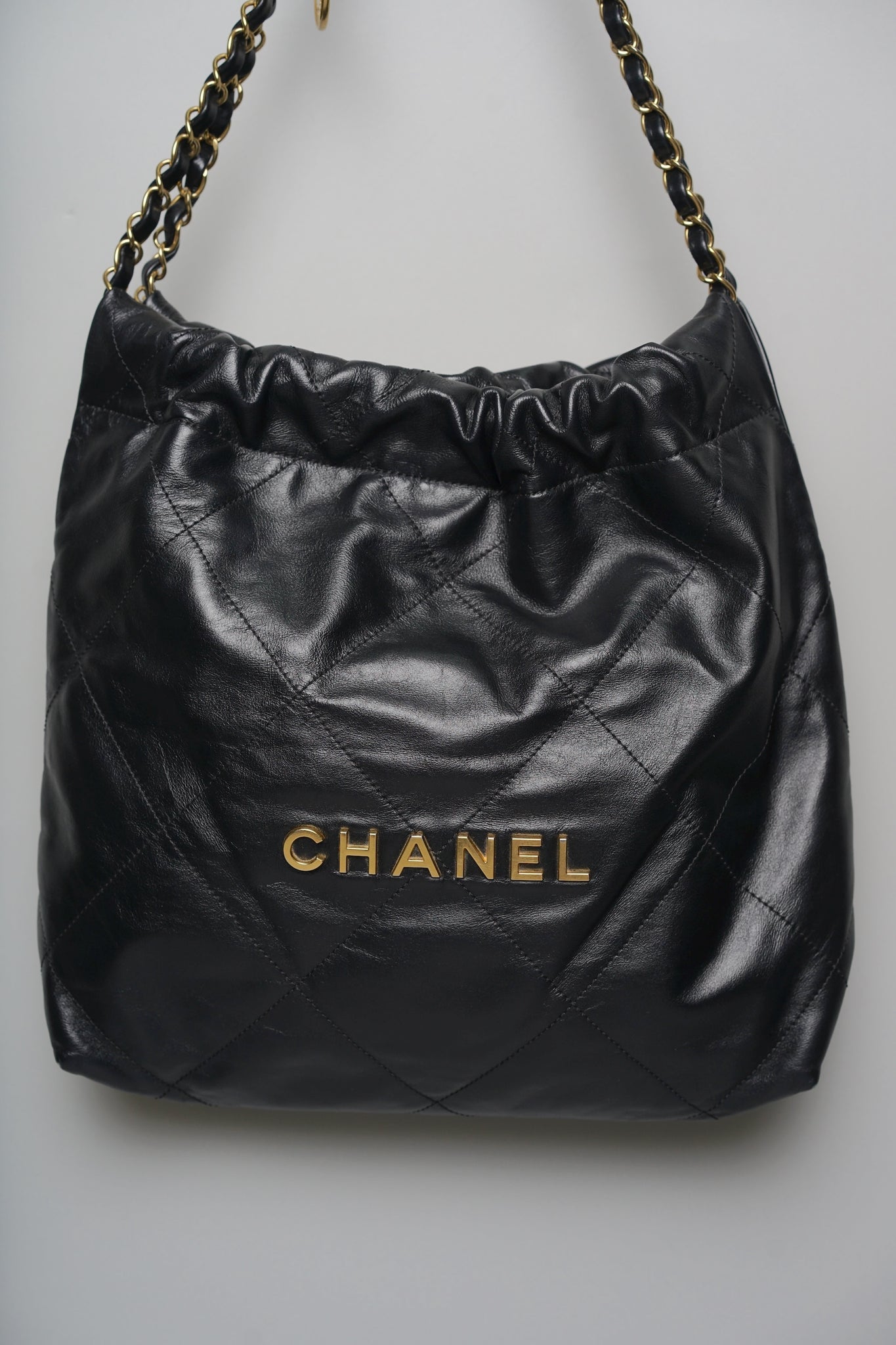 Chanel 22 Small Handbag in Noir Bghw