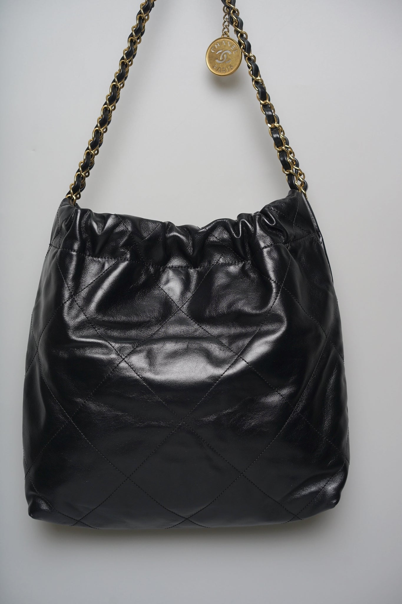 Chanel 22 Small Handbag in Noir Bghw