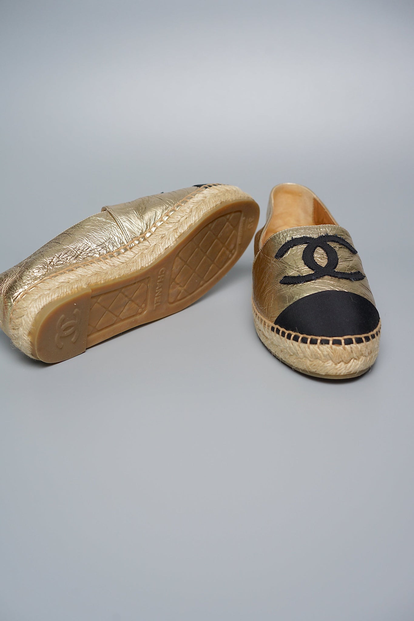 Chanel Espadrilles in Gold/black Lambskin Size 36