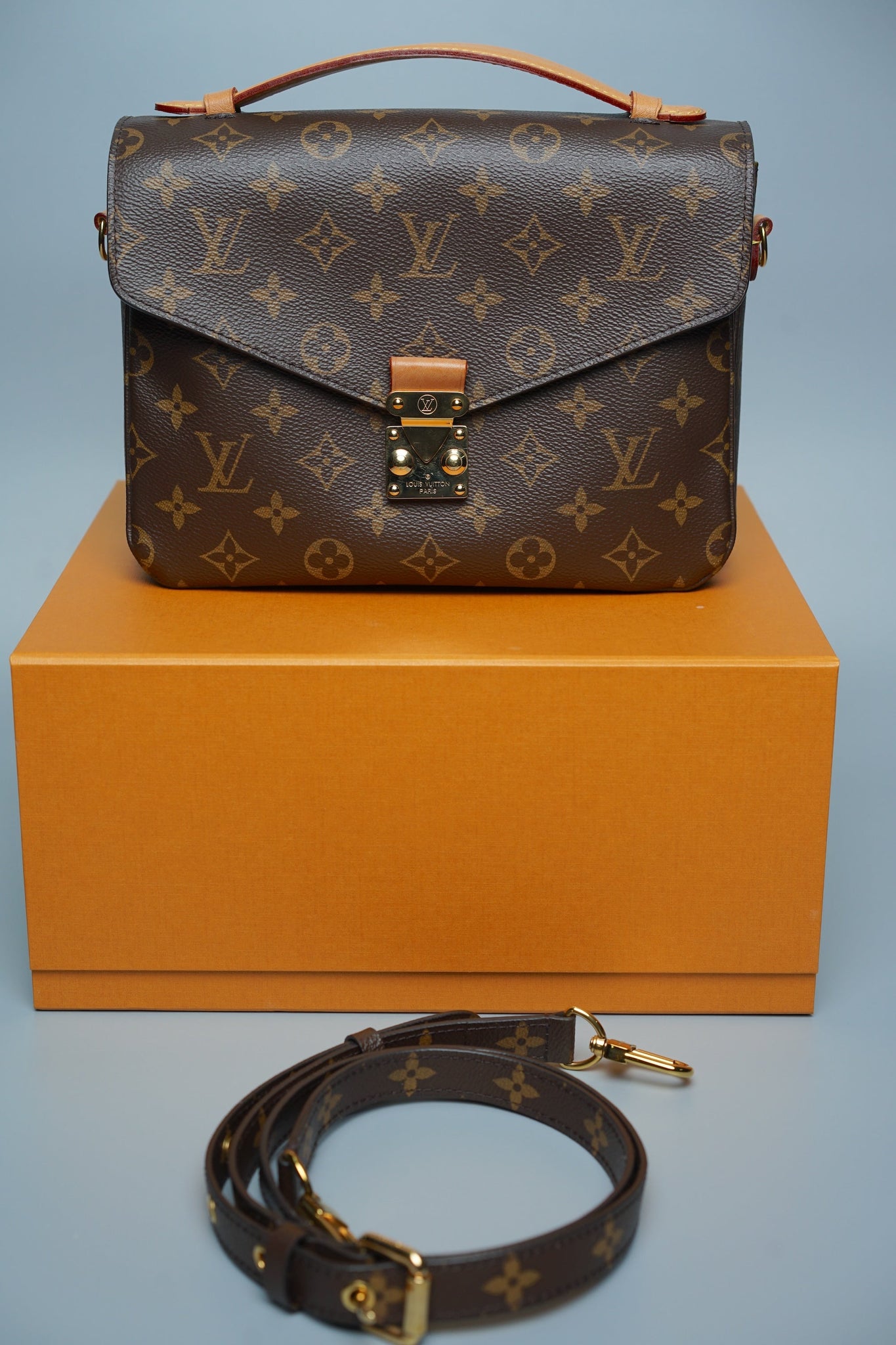 Louis Vuitton Pochette Metis in Monogram Canvas Ghw