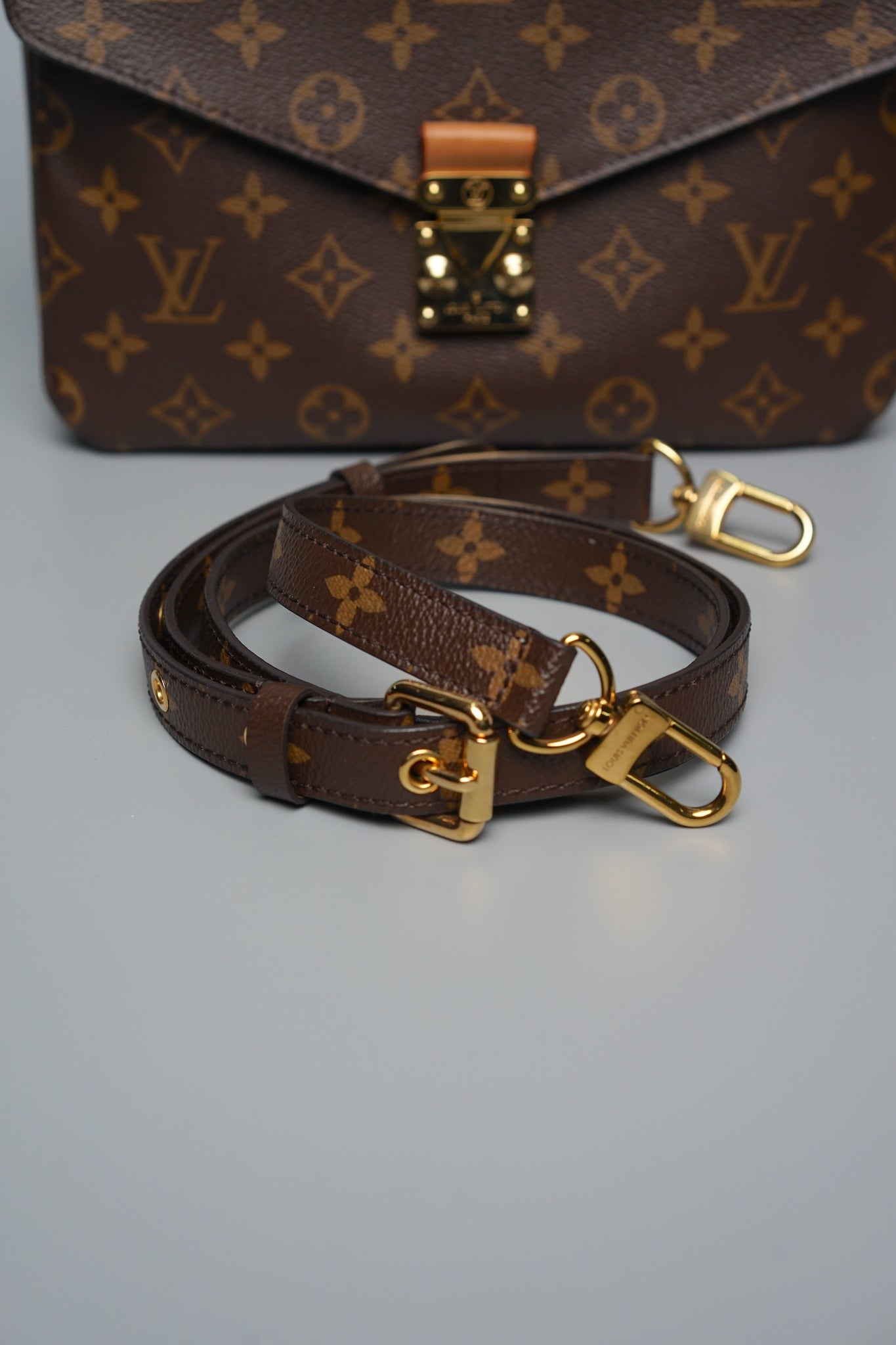 Louis Vuitton Pochette Metis in Monogram Canvas Ghw
