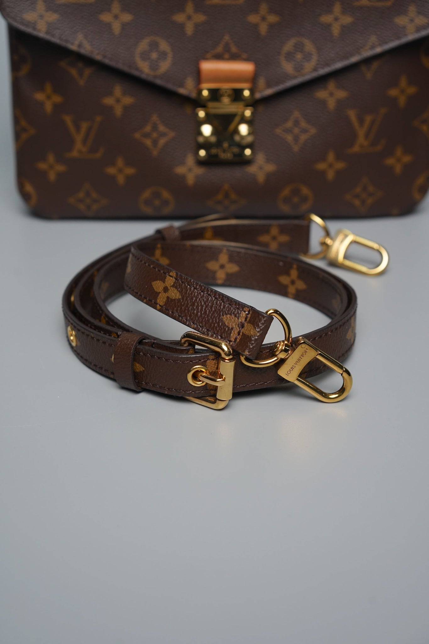 Louis Vuitton Pochette Metis in Monogram Canvas Ghw