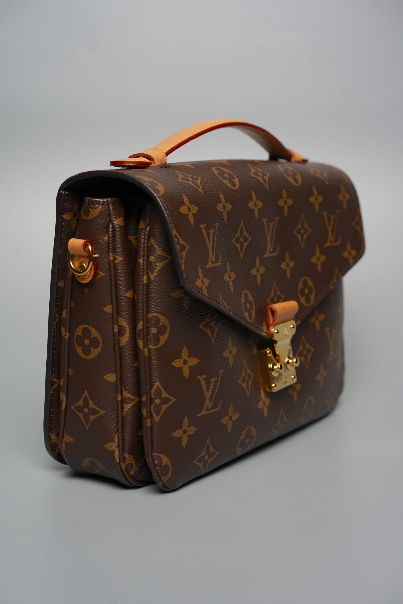 Louis Vuitton Pochette Metis in Monogram Canvas Ghw