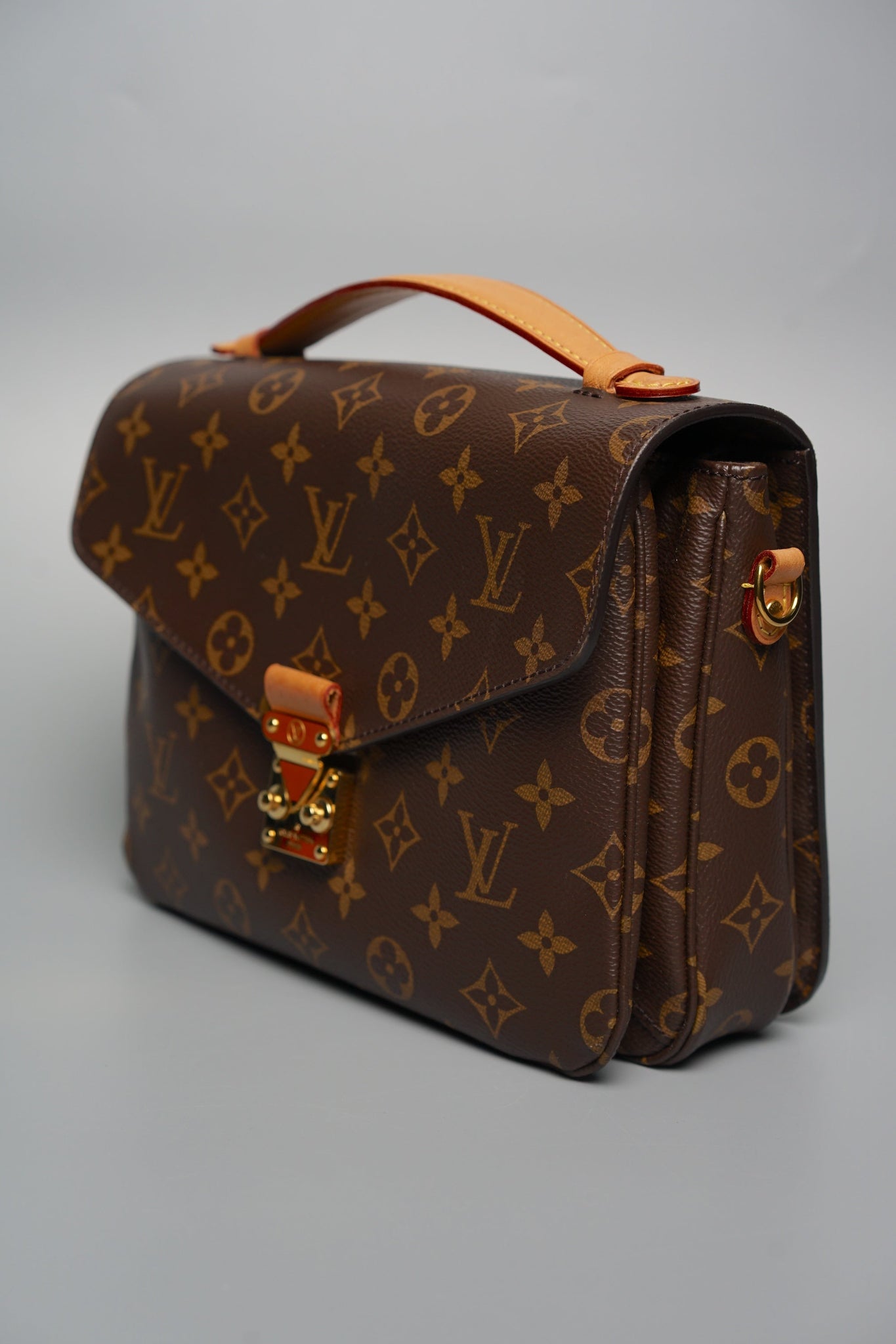 Louis Vuitton Pochette Metis in Monogram Canvas Ghw