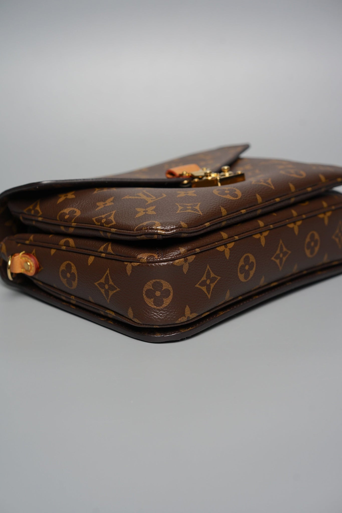 Louis Vuitton Pochette Metis in Monogram Canvas Ghw